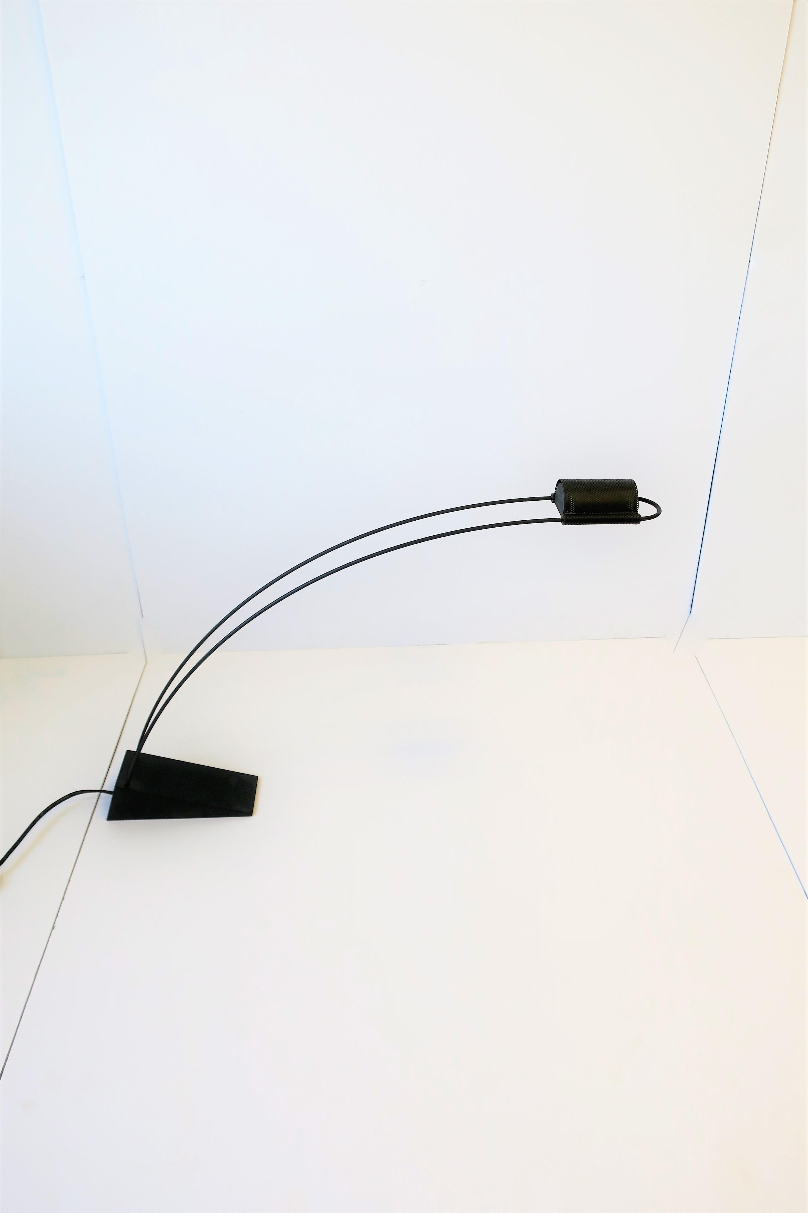 Schwarze minimalistische Schreibtischlampe von Designer Robert Sonneman, 80er Jahre (amerikanisch) im Angebot