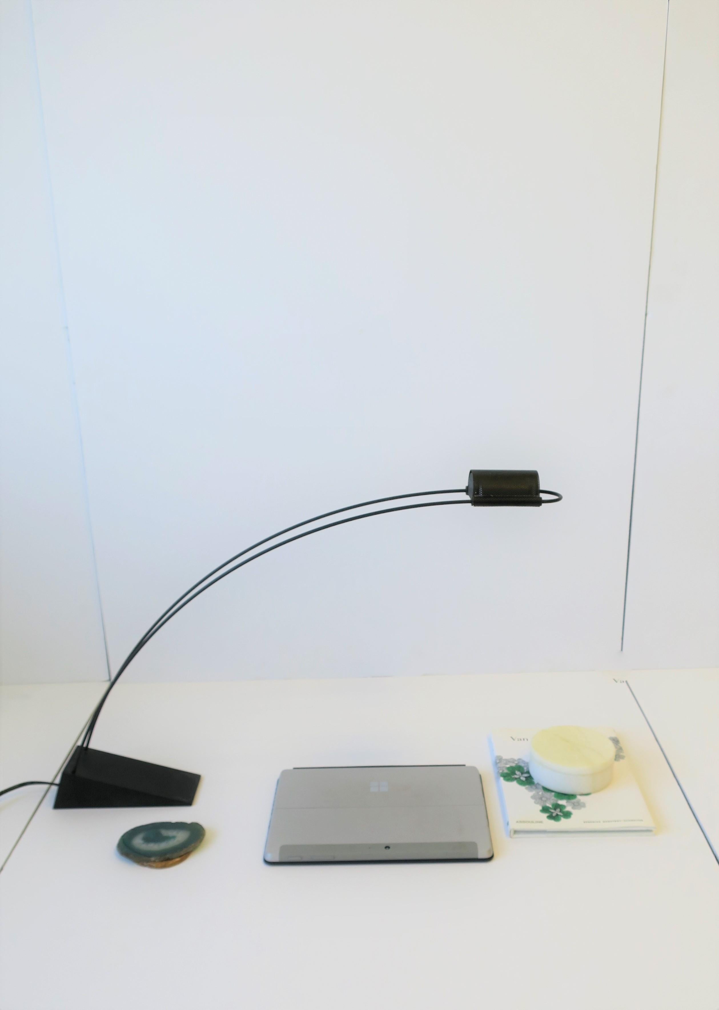 Black Minimalist Desk Lamp by Designer Robert Sonneman, '80s In Good Condition For Sale In New York, NY