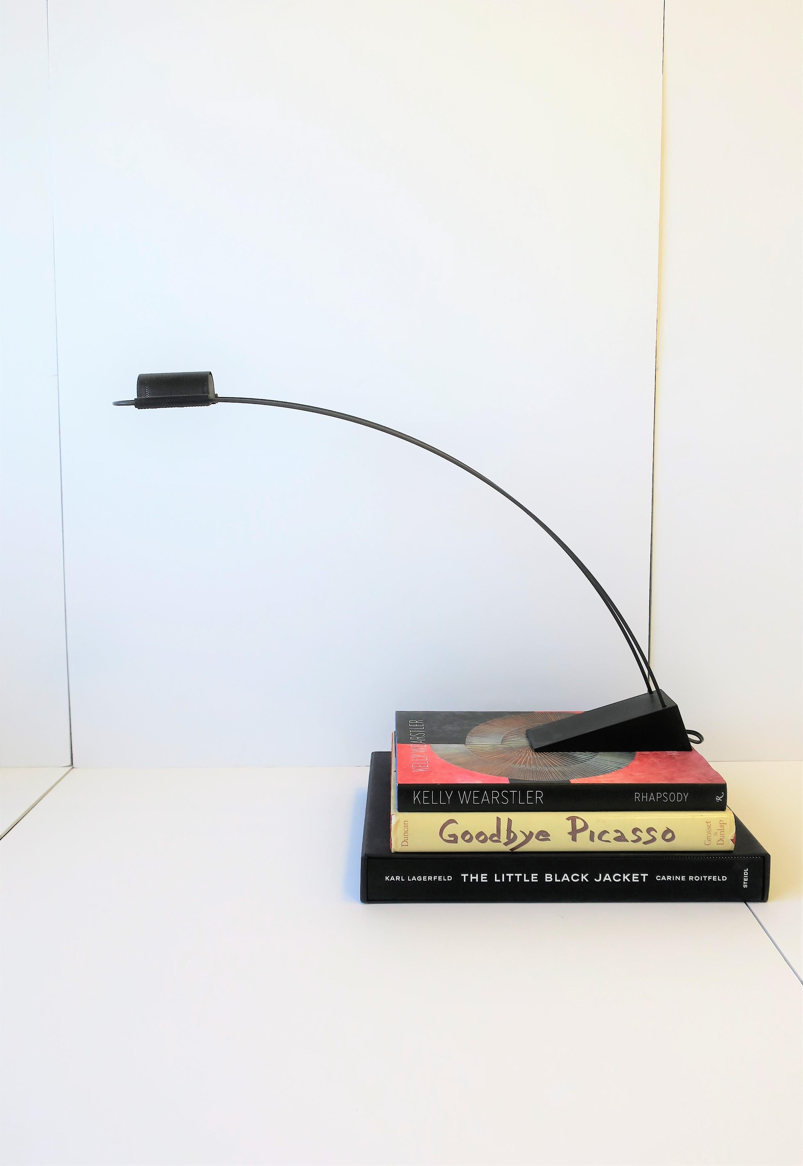 Schwarze minimalistische Schreibtischlampe von Designer Robert Sonneman, 80er Jahre im Angebot 1