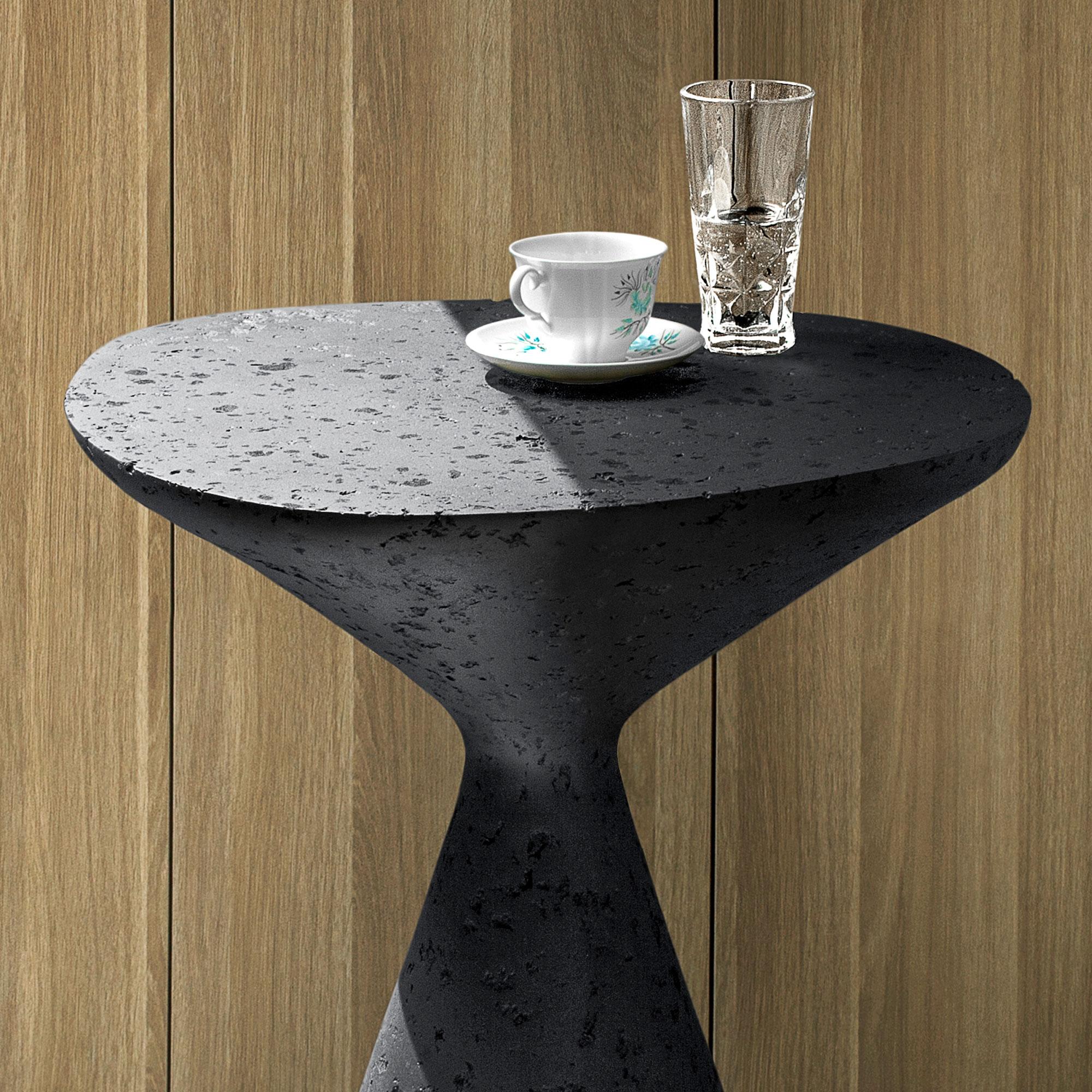 Brutalisme Table d'appoint minimaliste en noir mat par Donatas Žukauskas en vente
