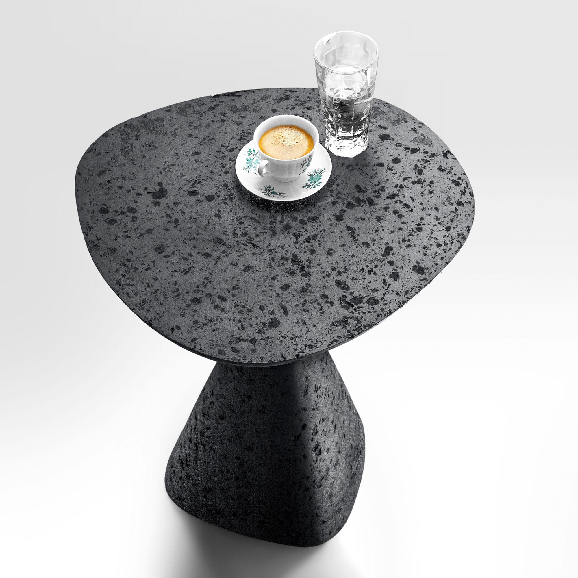 XXIe siècle et contemporain Table d'appoint minimaliste en noir mat par Donatas Žukauskas en vente
