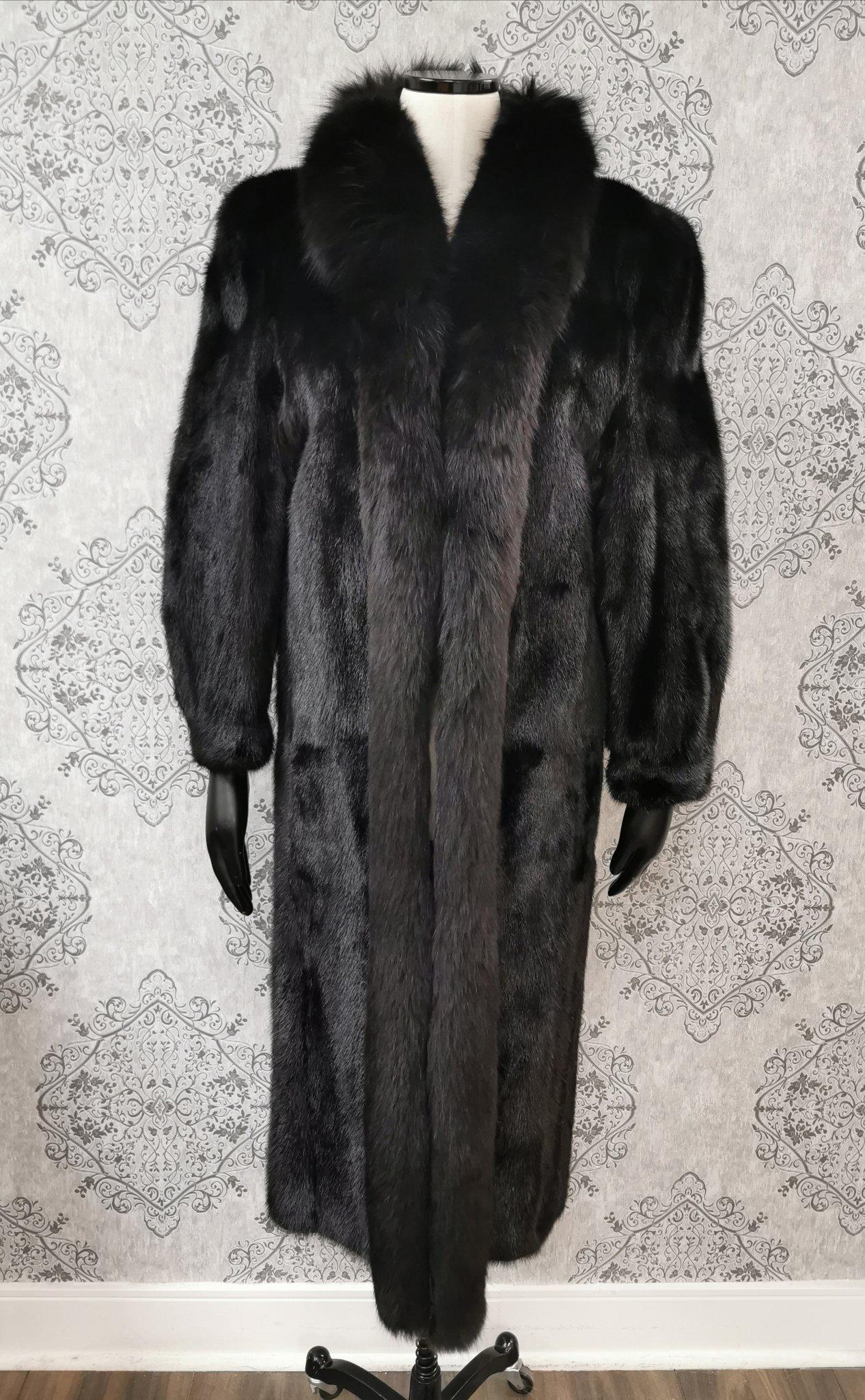 DESCRIPTION : 199 PITCH BLACK MINK FUR COAT WITH DYED SHADOW FOX TRIM SIZE 10 

Tuxedo collar, supple skins,beautiful fresh fur, european german clasps for closure, too slit pockets, nice big full pelts skins in excellent condition.

Brand : Eaton