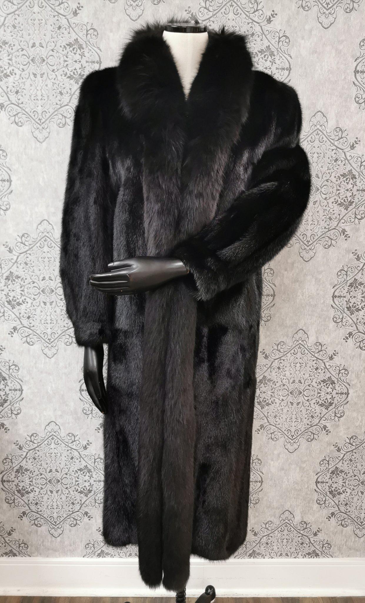 Black mink fur coat with dyed shadow fox fur trim size 10 In Excellent Condition For Sale In Montreal, Quebec