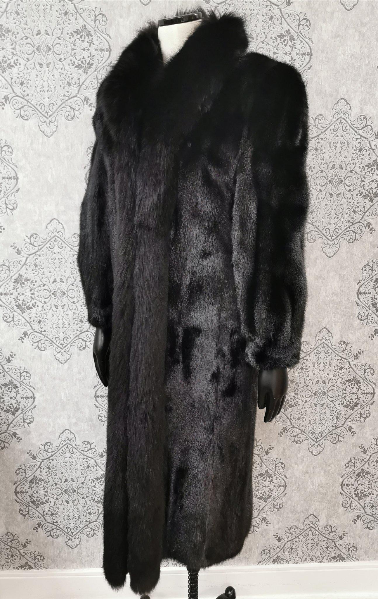 Women's Black mink fur coat with dyed shadow fox fur trim size 10 For Sale