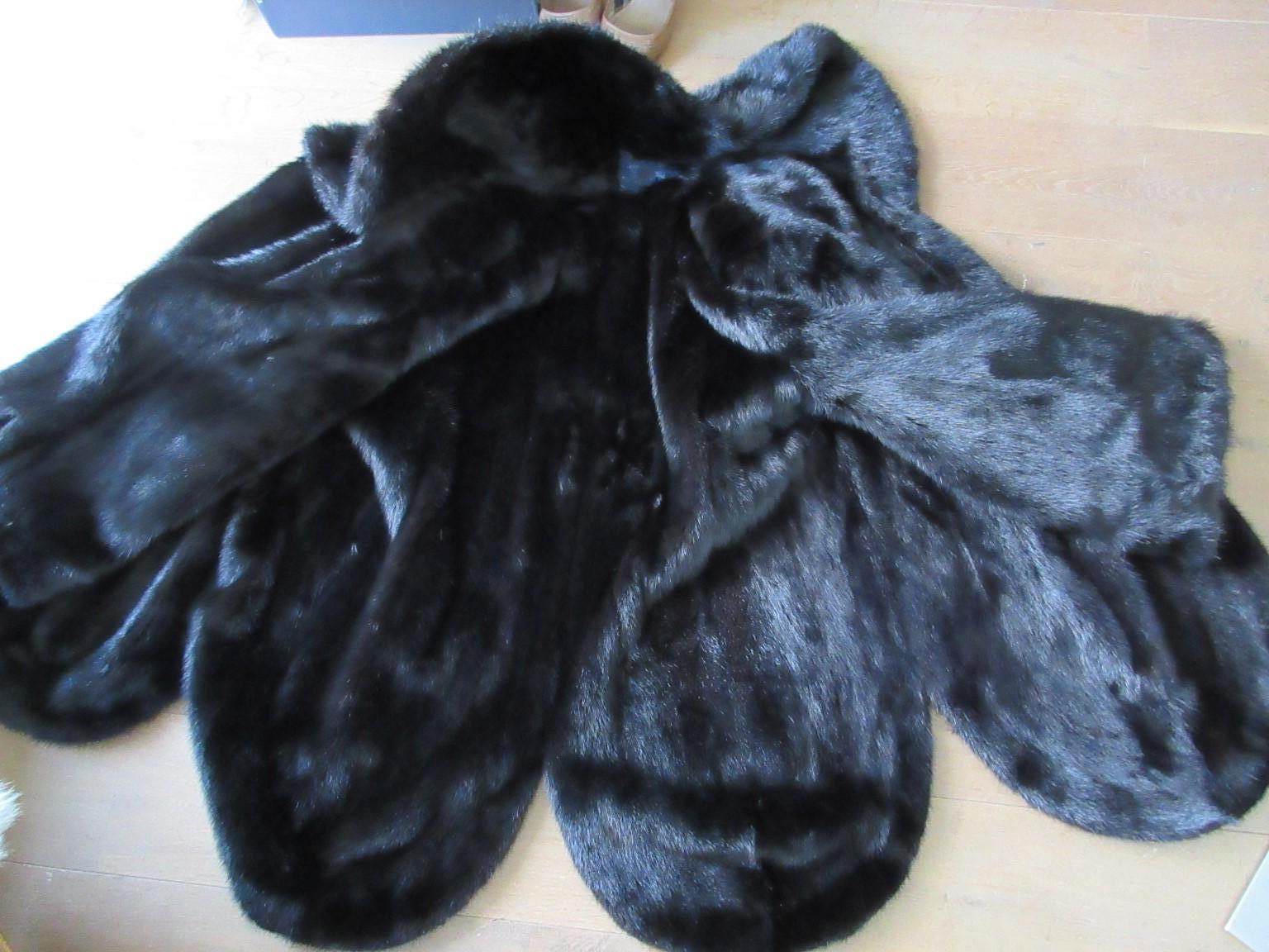 Black Mink Fur Opera Coat In Good Condition For Sale In Amsterdam, NL