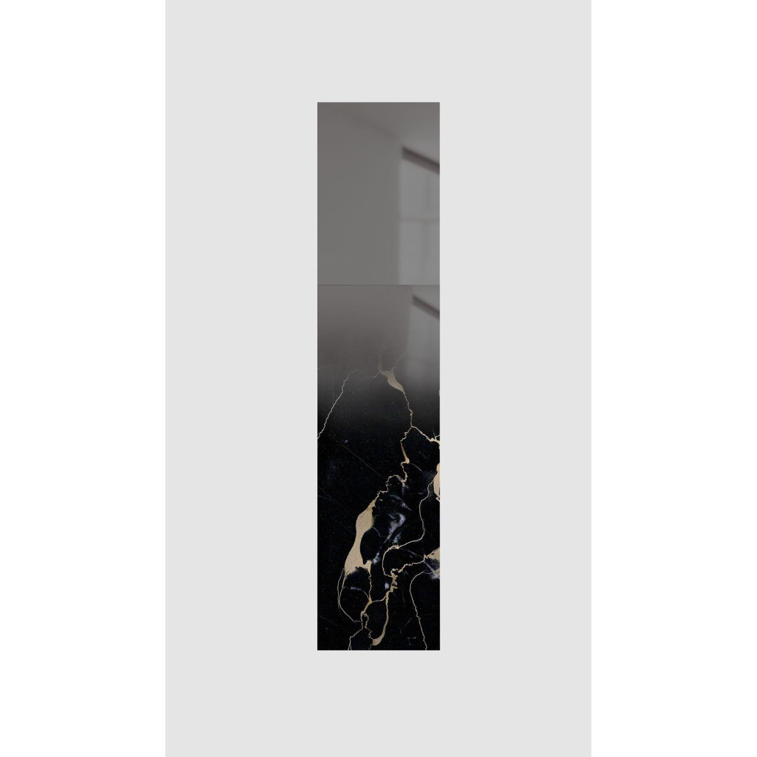 Black Mirror von Formaminima
Limitierte Auflage
Abmessungen: T 5 x B 35 x H 157,5 cm
MATERIALIEN: Extradünner, massiver Portoro-Marmor mit goldener Aderung, handgeschliffene dunkelgraue Kristallschichten mit verblassendem, von Hand aufgetragenem
