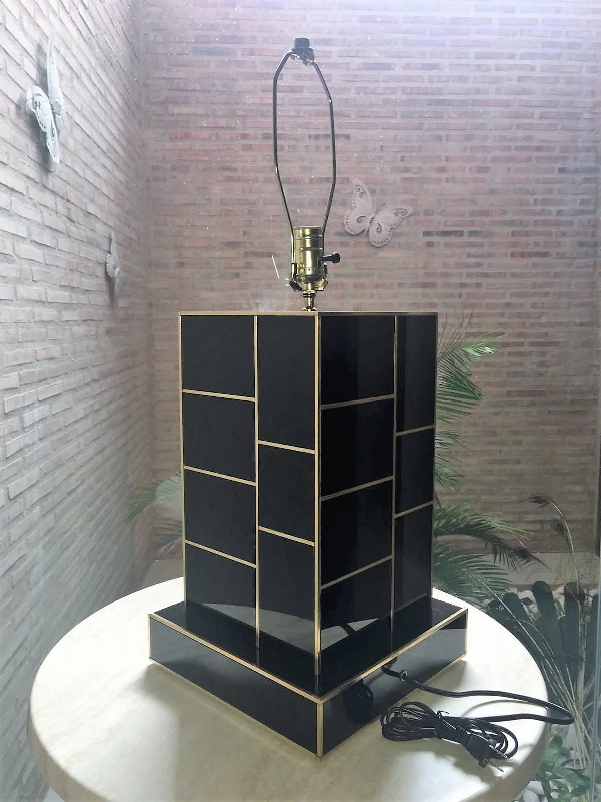 Mid-Century Modern Black Mirrored and Brass Table Lamp For Sale