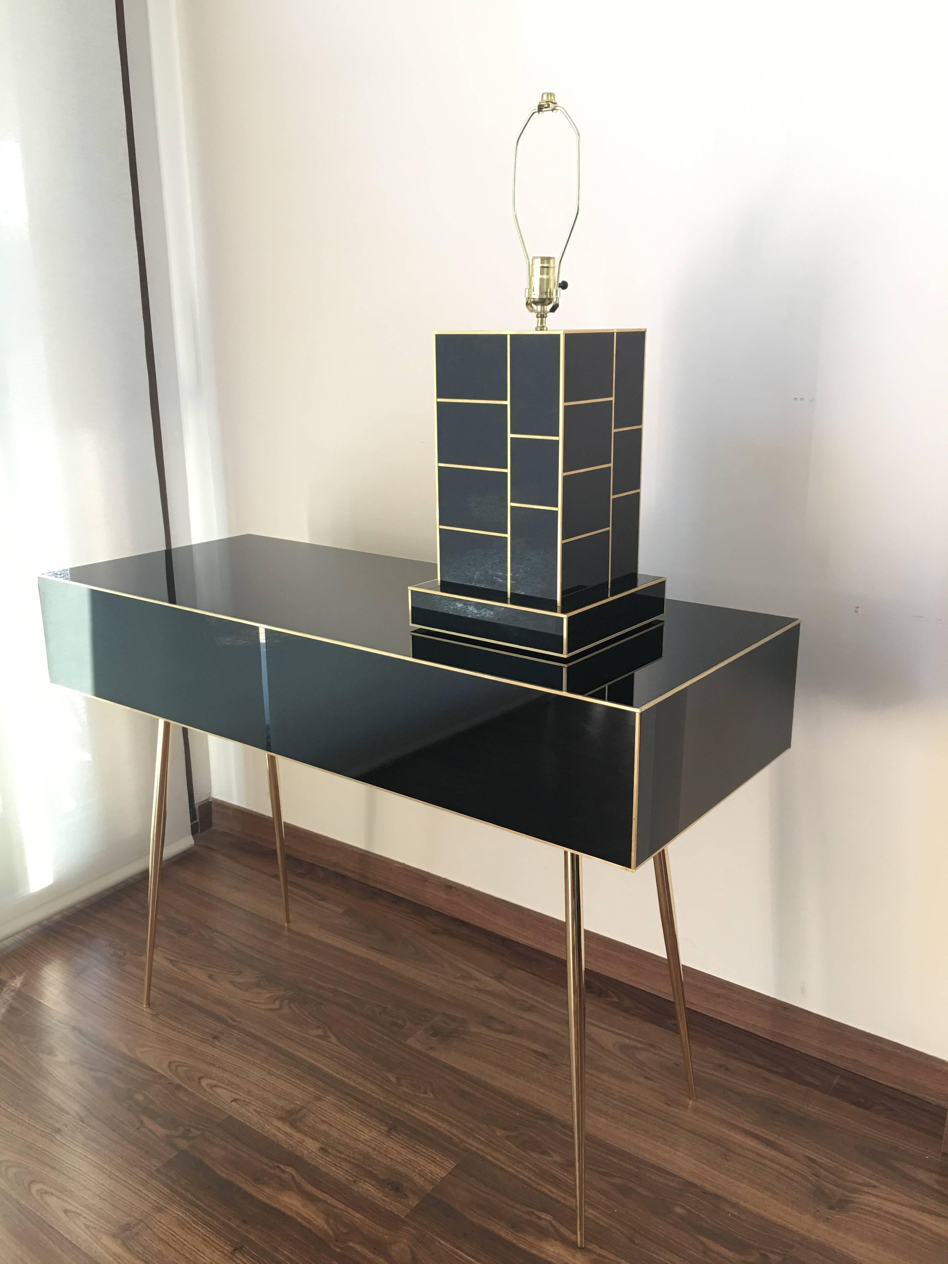 Black Mirrored and Brass Table Lamp In Excellent Condition For Sale In Miami, FL