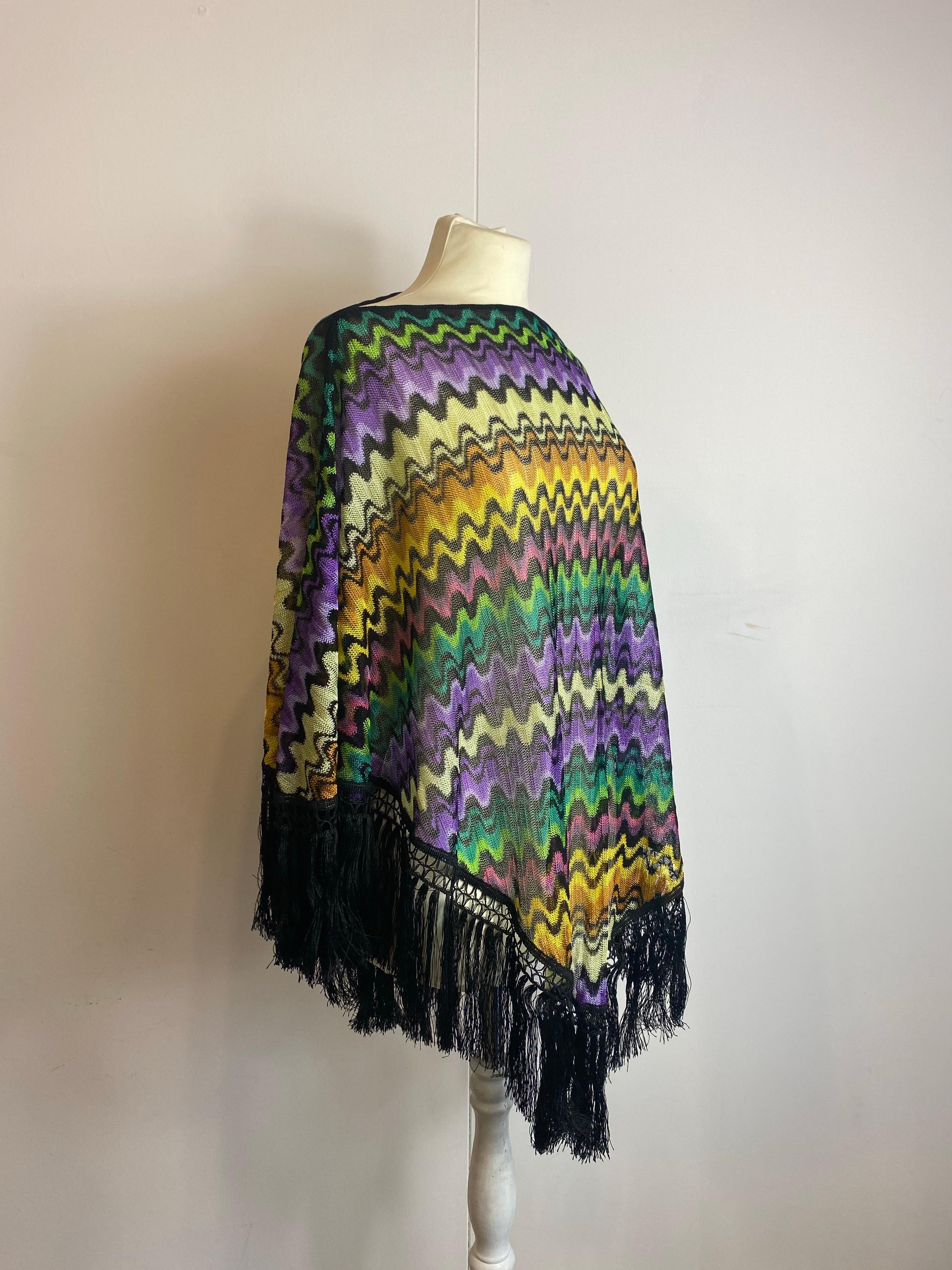 Mantella nera di Missoni con motivo multicolore.
Altezza 68 cm.
82% viscosa, 16% cotone.
Condizioni eccellenti.