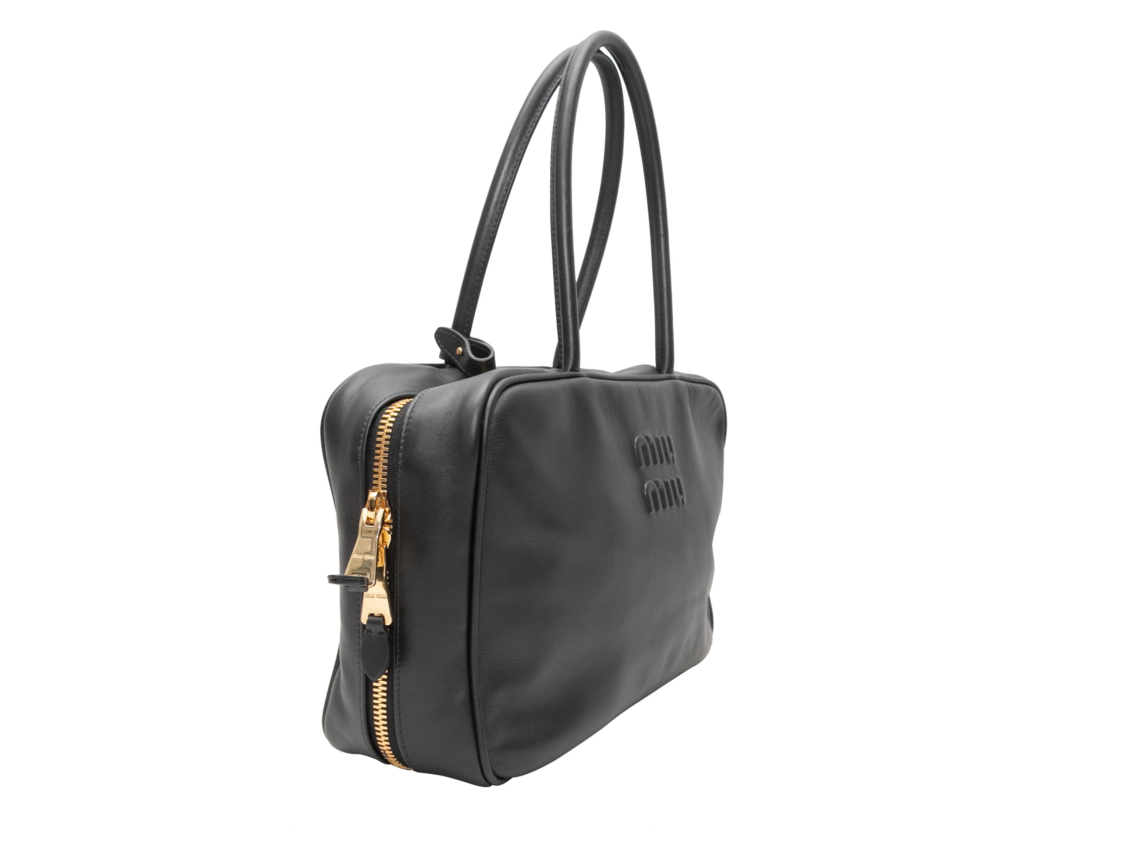 Borsa a tracolla Miu Miu Beau nera. La borsa a tracolla Beau ha un corpo in pelle, finiture dorate, doppia tracolla arrotolata e chiusura a zip. 13