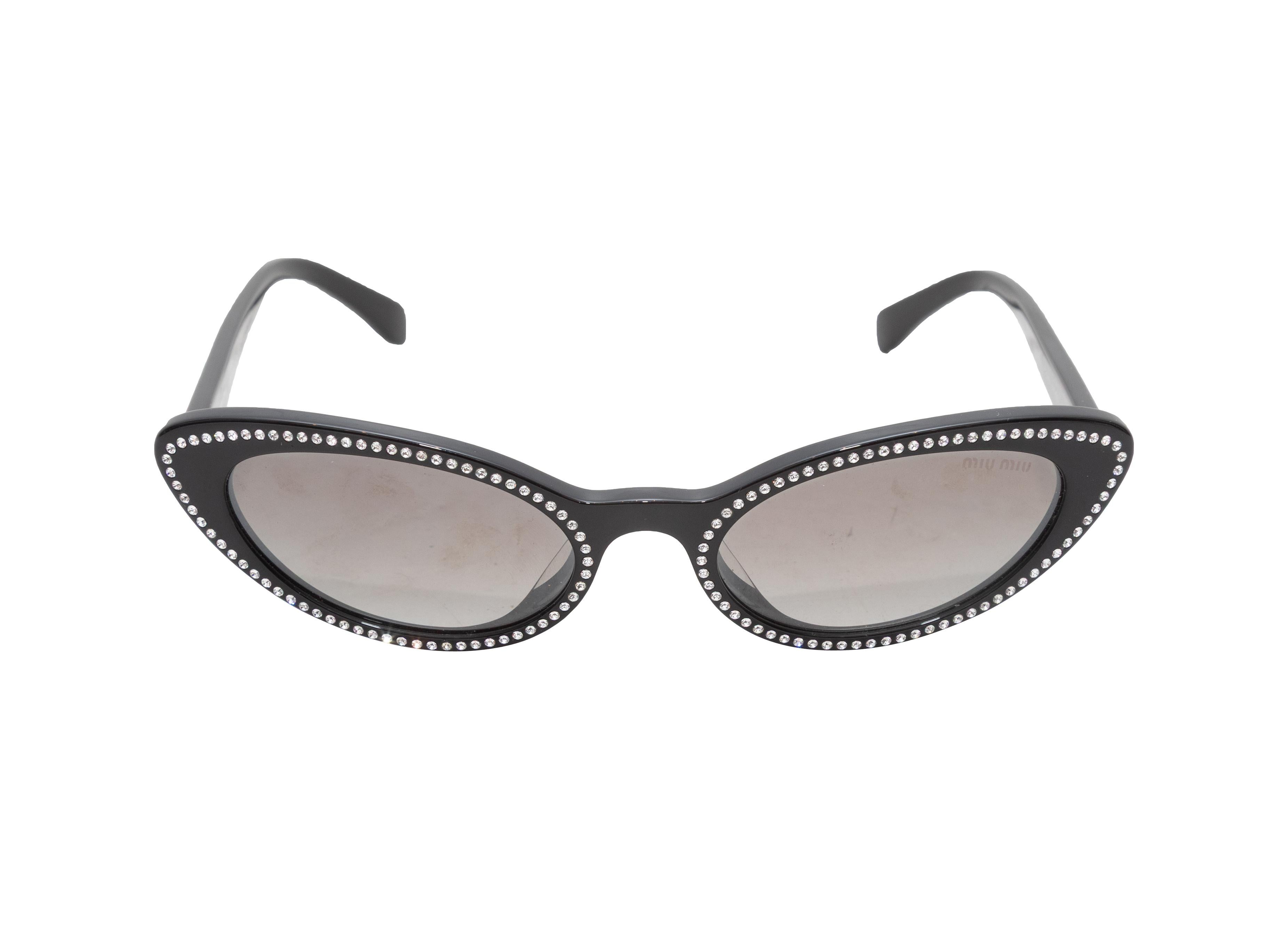 Gafas de sol cat-eye de acetato negro de Miu Miu. Adorno de cristal en la parte delantera. Cristales tintados grises. 0,75