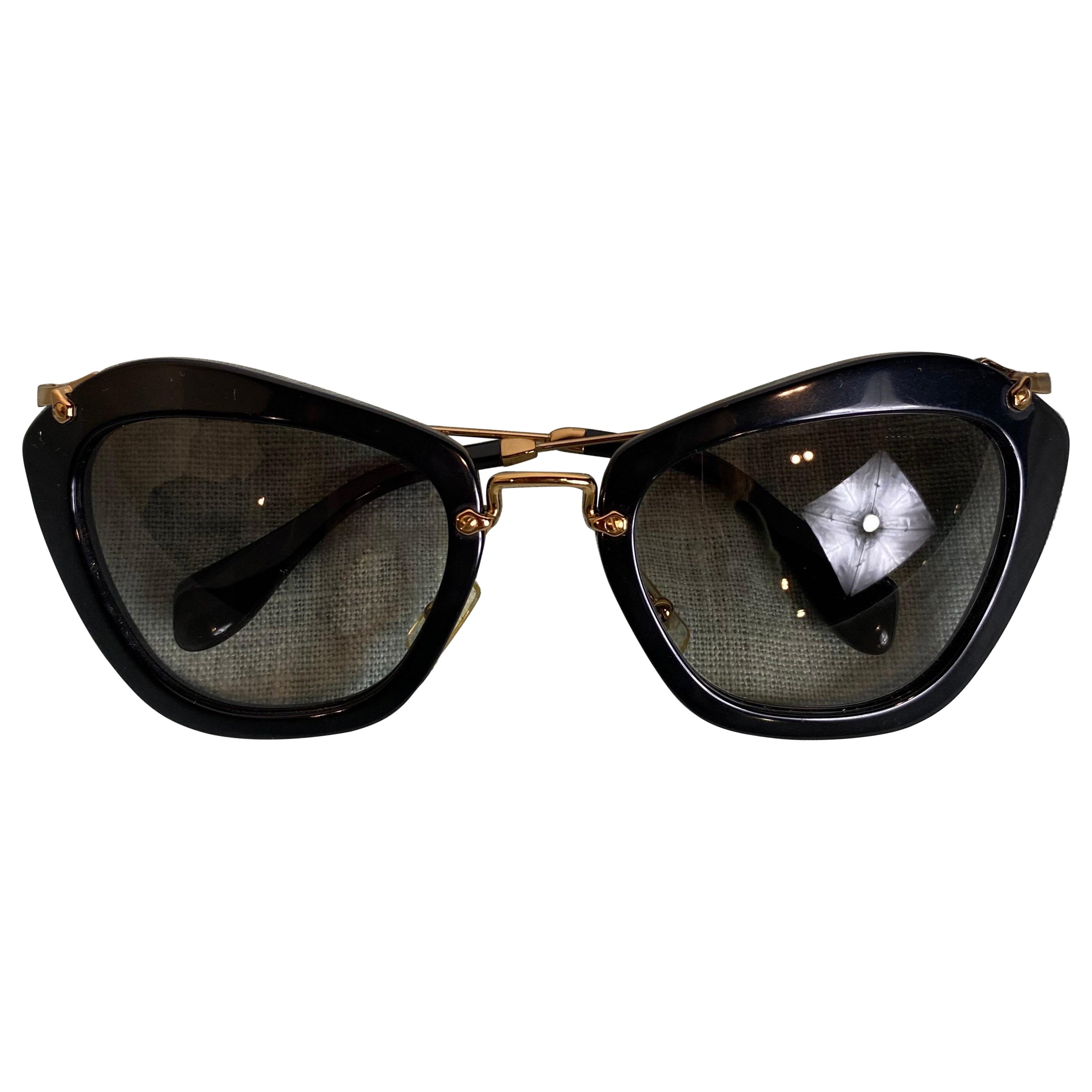 Gafas de sol Miu Miu negras en venta