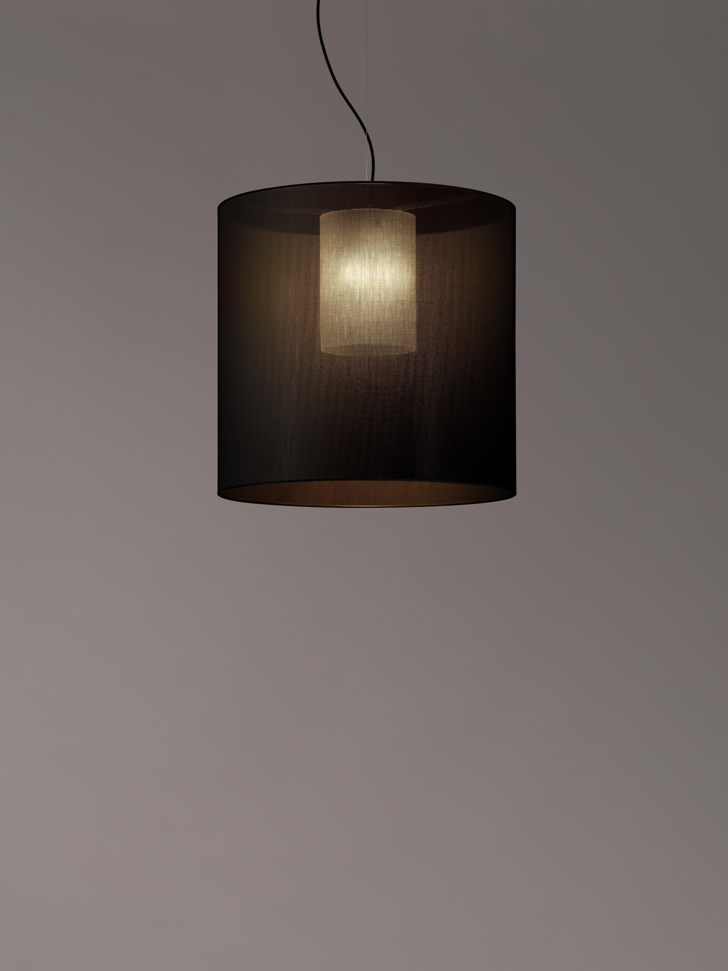 Black Moaré L pendant lamp by Antoni Arola
Dimensions: D 62 x H 60 cm
Materials: Metal, polyester.
Available in other colors and sizes.

Moaré’s multiple combinations of formats and colours make it highly versatile. The series takes its name