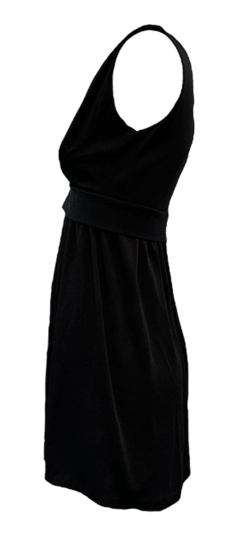 Conviértete en la reina del swing de los 60 con este ligero minivestido mod de poliéster. Con una cremallera de strass, este vestido es perfecto para una noche de baile go-go. Adopta el estilo de los años 60 y llama la atención con este minivestido
