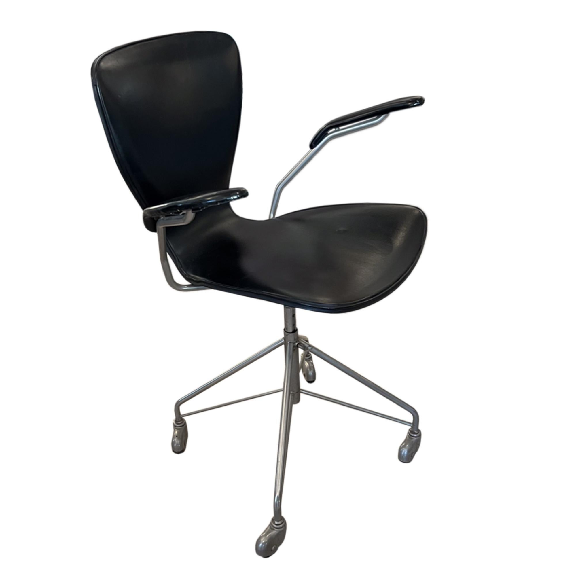 Mid-Century Modern Chaise de bureau pivotante noire modèle 3217 de Jacobsen pour Fritz Hansen en vente