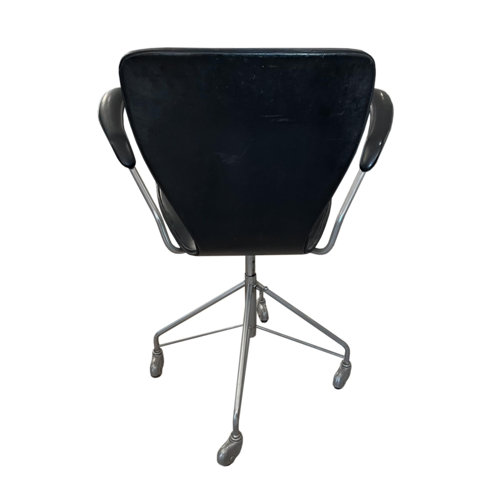 Danois Chaise de bureau pivotante noire modèle 3217 de Jacobsen pour Fritz Hansen en vente