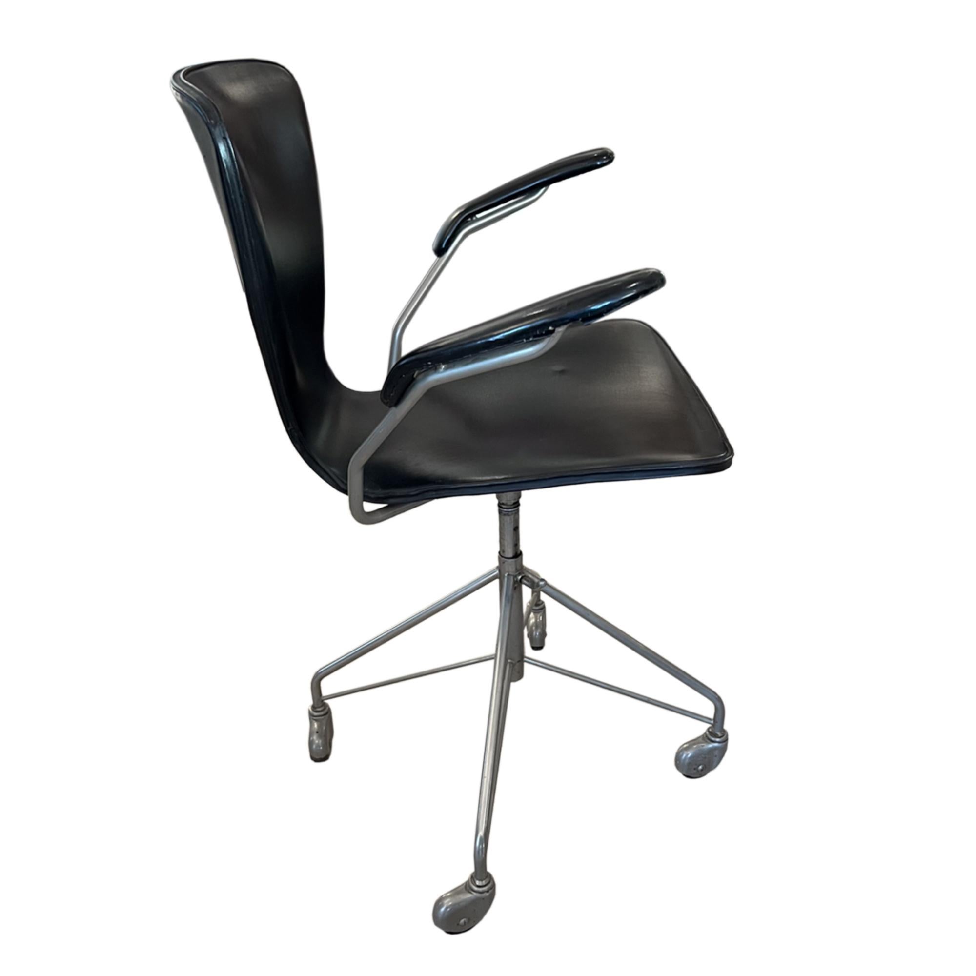 Soudé Chaise de bureau pivotante noire modèle 3217 de Jacobsen pour Fritz Hansen en vente