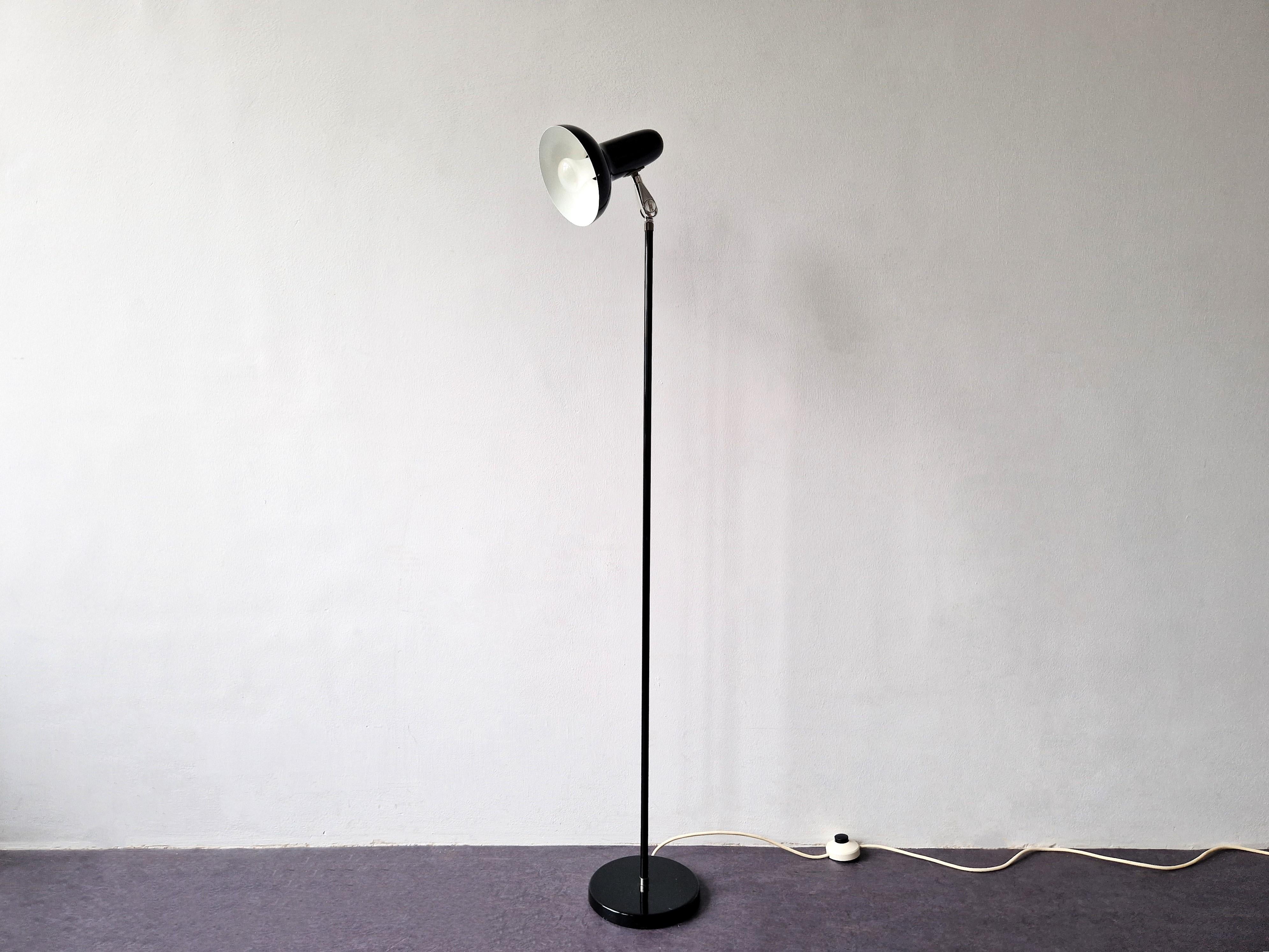 This rare black lacquered floor lamp, model 5427, was designed for Hagoort in the 1970's. It has an adjustable shade that makes it perfect for reading and bringing some atmospheric lighting into the room. The lamp is in a very good condition with