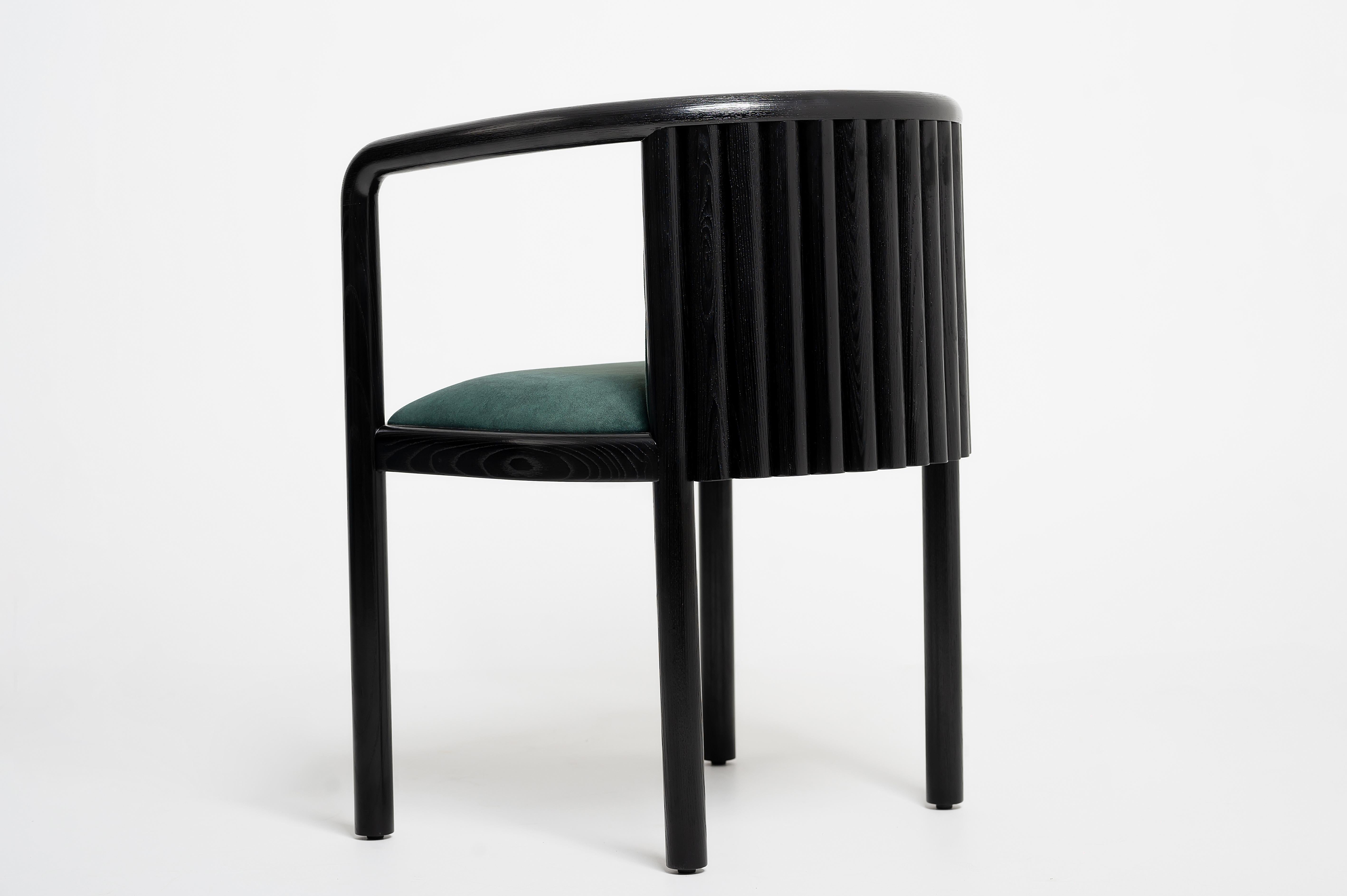 Voici la nouvelle et exclusive chaise de salle à manger Alton. Ce design unique et moderne du milieu du siècle associe le bois de frêne le plus fin, fabriqué par notre artisan moldave expert, à un style sur mesure absolument époustouflant.