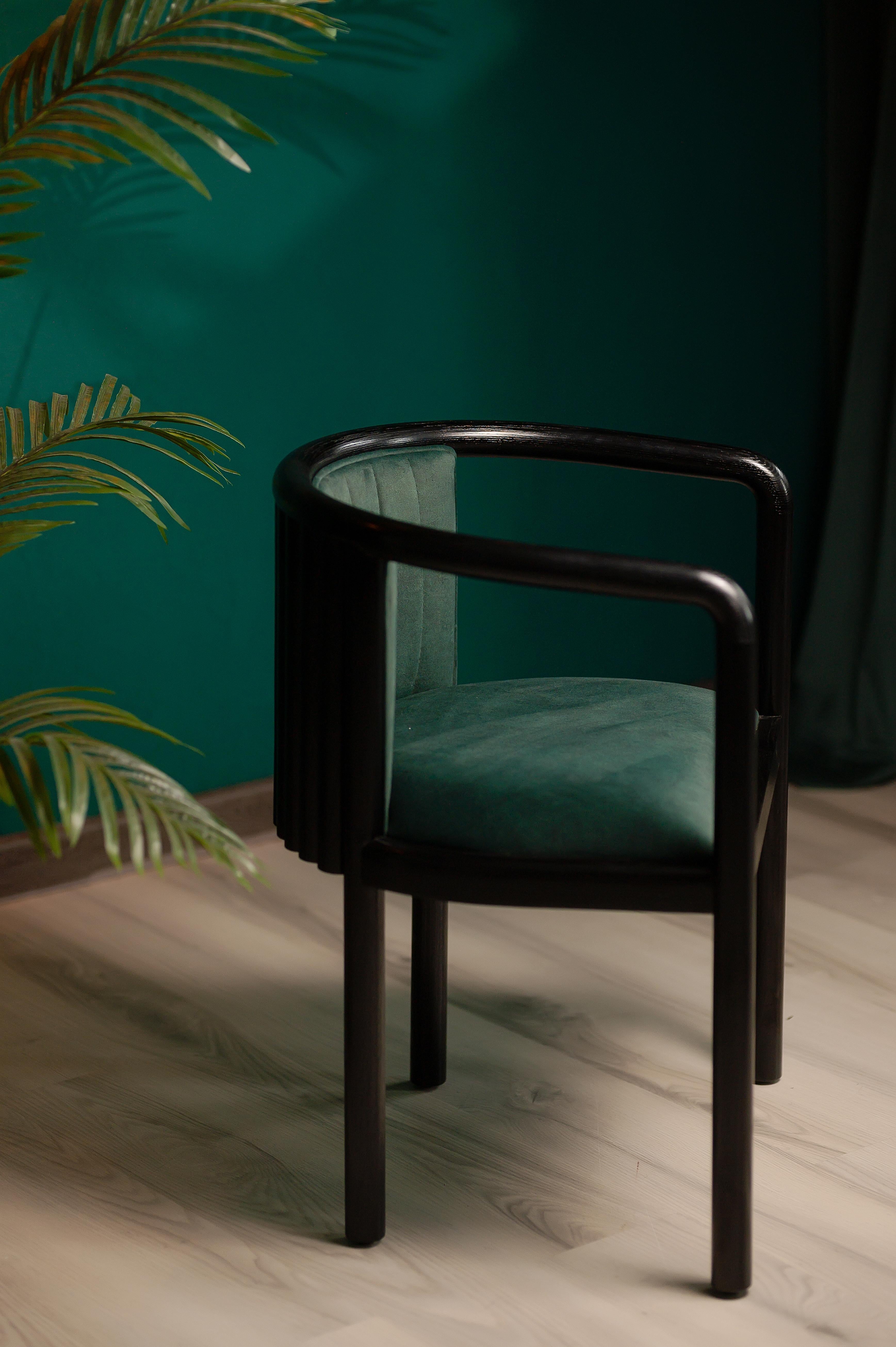 XXIe siècle et contemporain Chaise de salle à manger en bois massif The Modernity Alton en vente