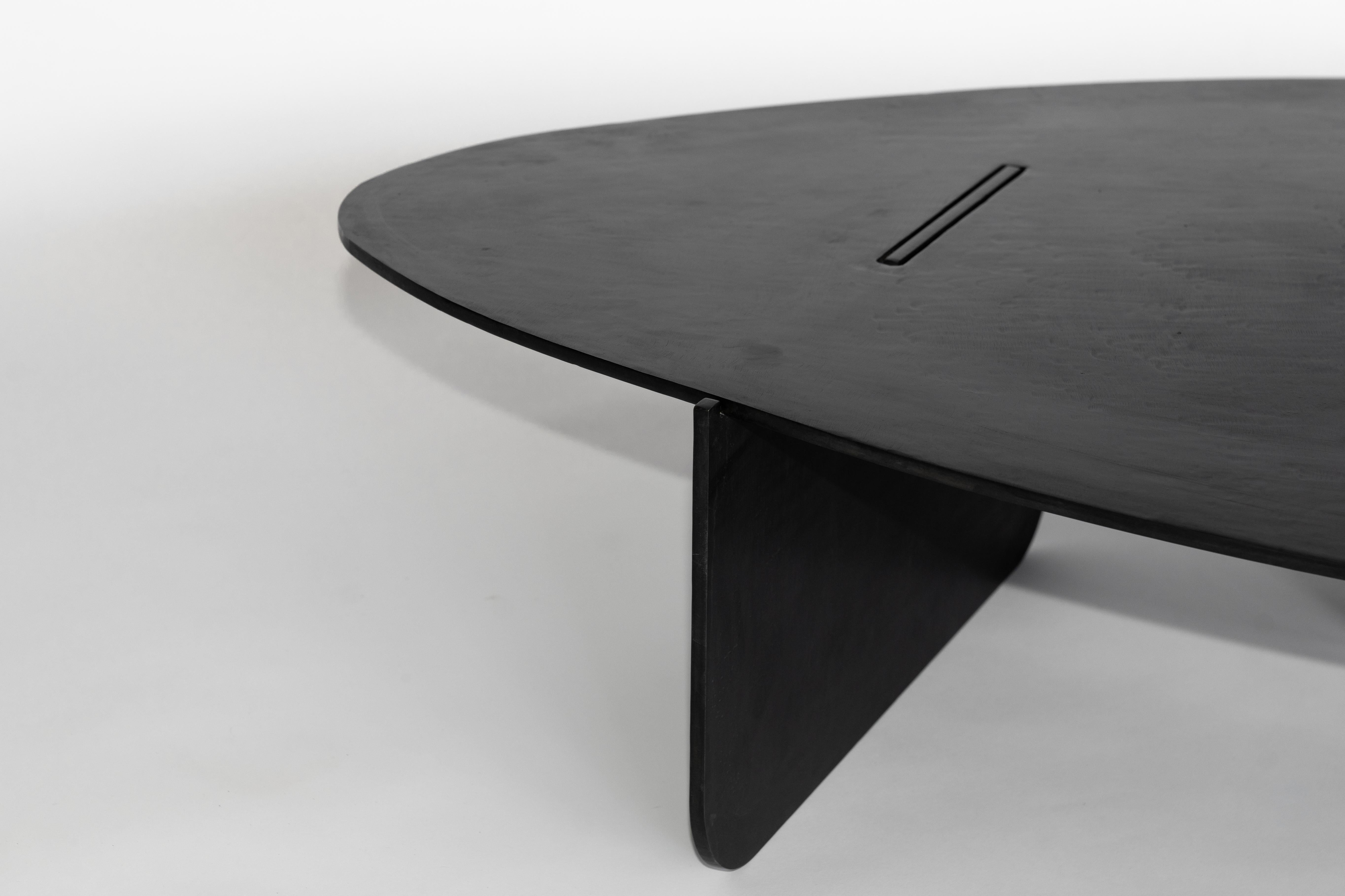 Moderne Table basse/table d'appoint circulaire organique noire moderne en acier noirci contemporain  en vente
