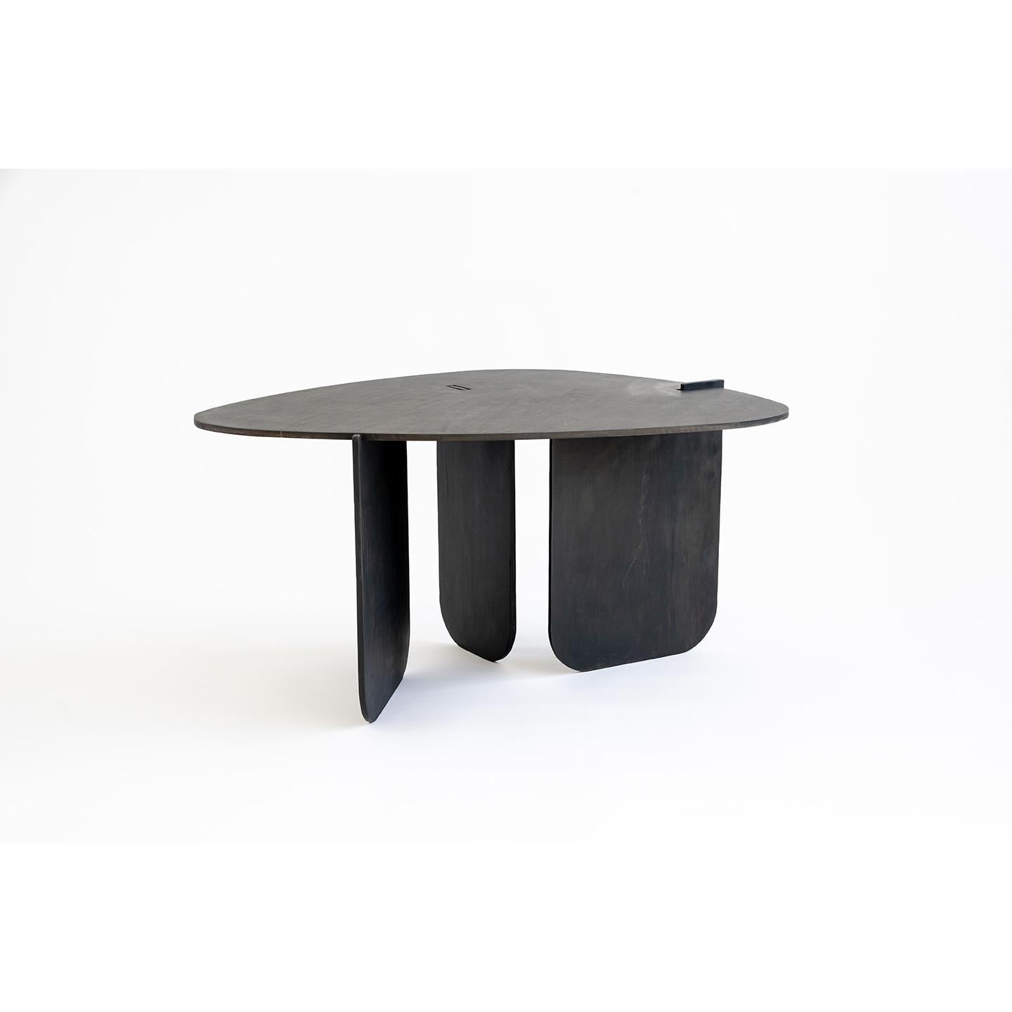 Moderne Table d'extrémité/table d'appoint circulaire unique en acier ciré organique noir moderne et contemporain  en vente