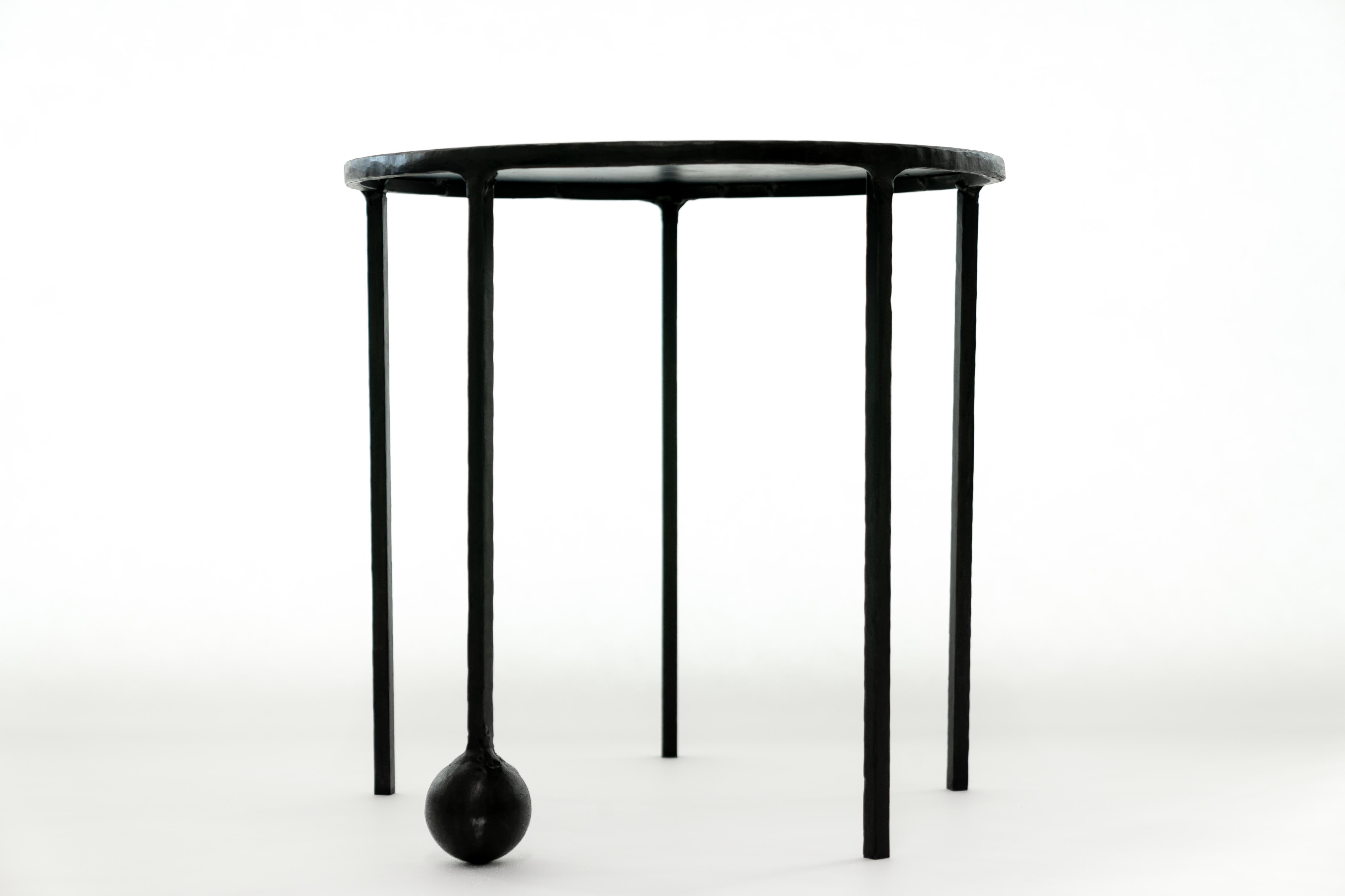 Moderne Table d'appoint circulaire/table d'appoint noire moderne/contemporaine en acier noirci sculpté à la main en vente