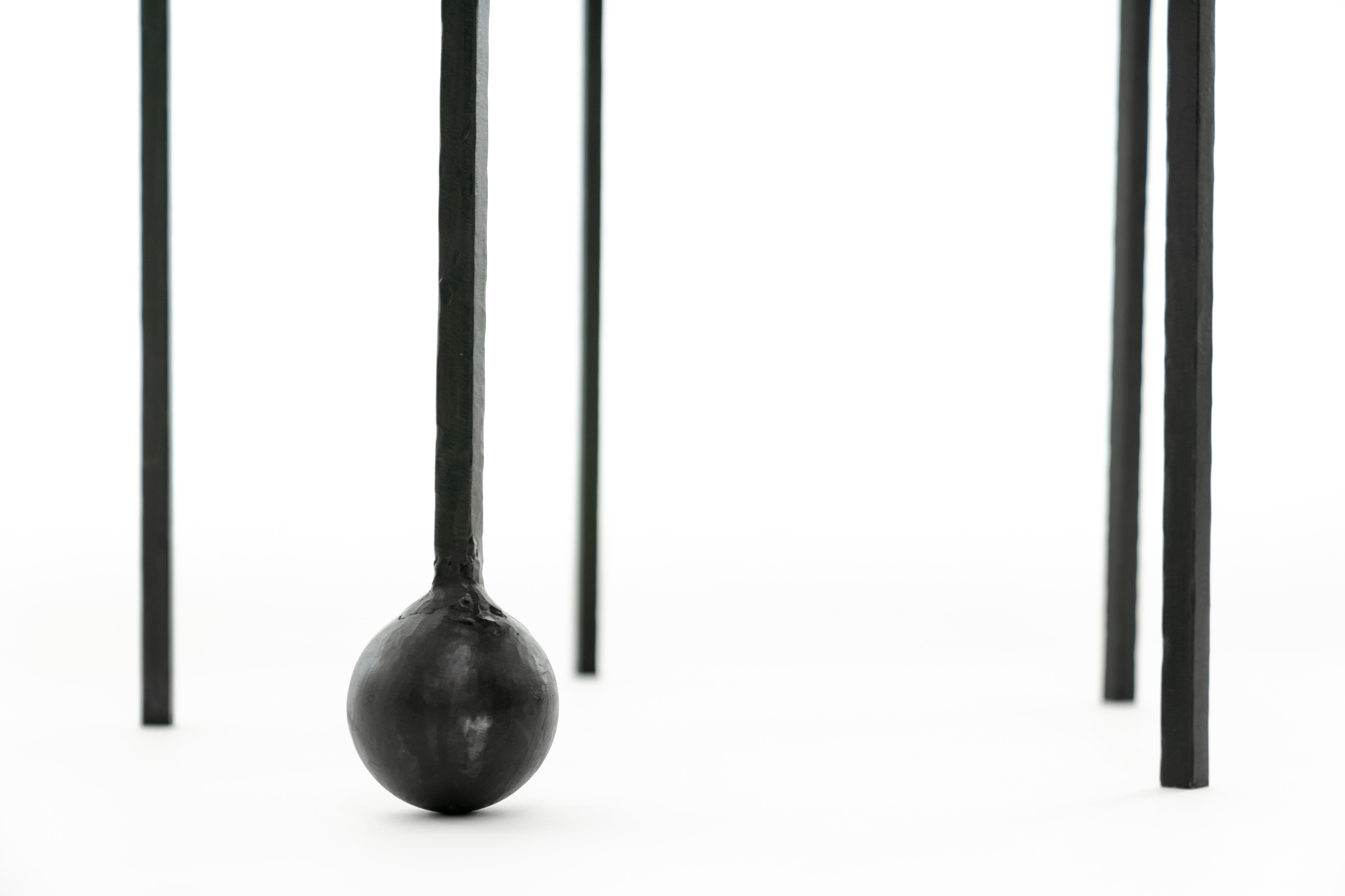 Américain Table d'appoint circulaire/table d'appoint noire moderne/contemporaine en acier noirci sculpté à la main en vente