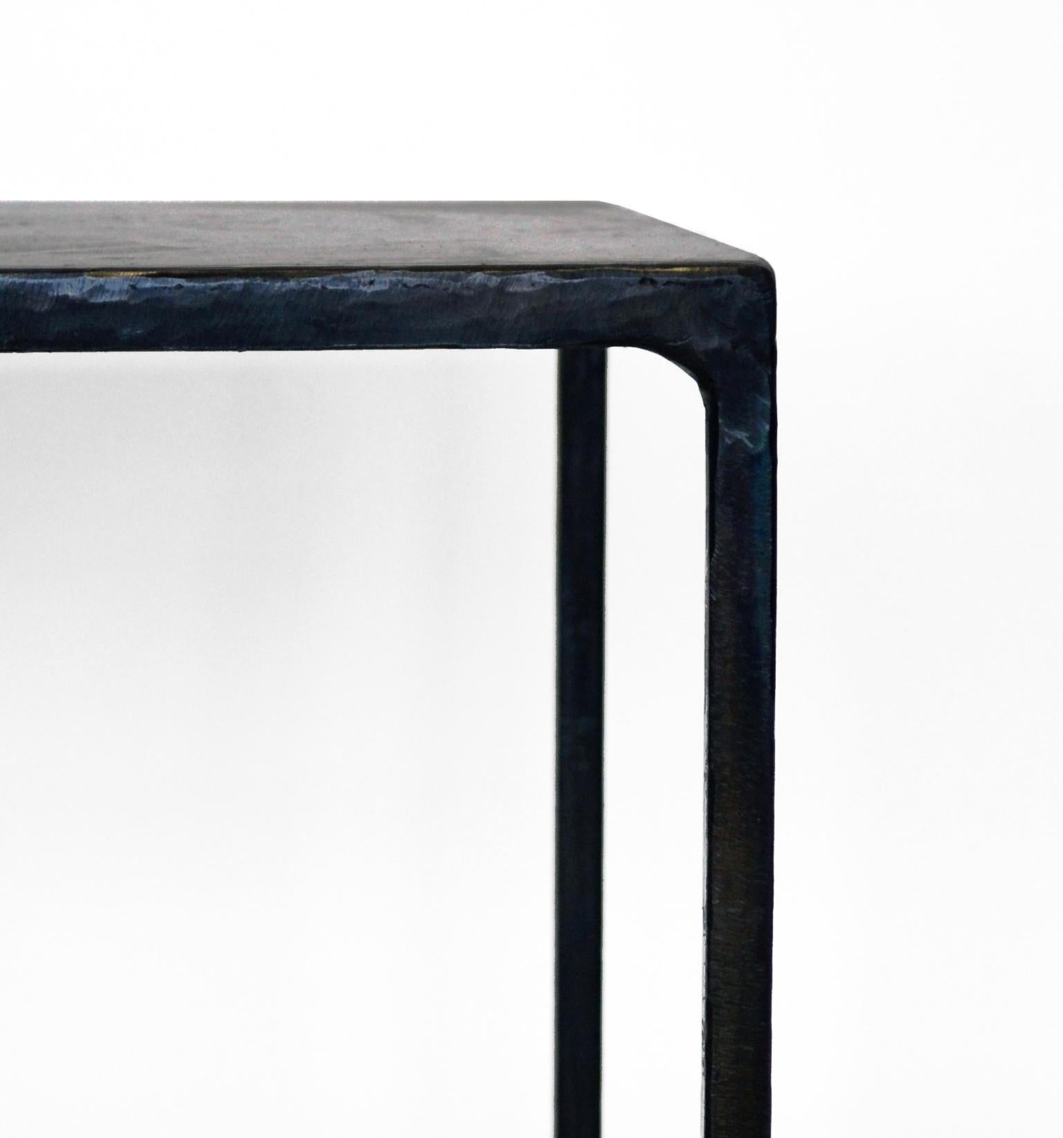 Sculpté Table d'appoint circulaire/table d'appoint noire moderne/contemporaine en acier noirci sculpté à la main en vente