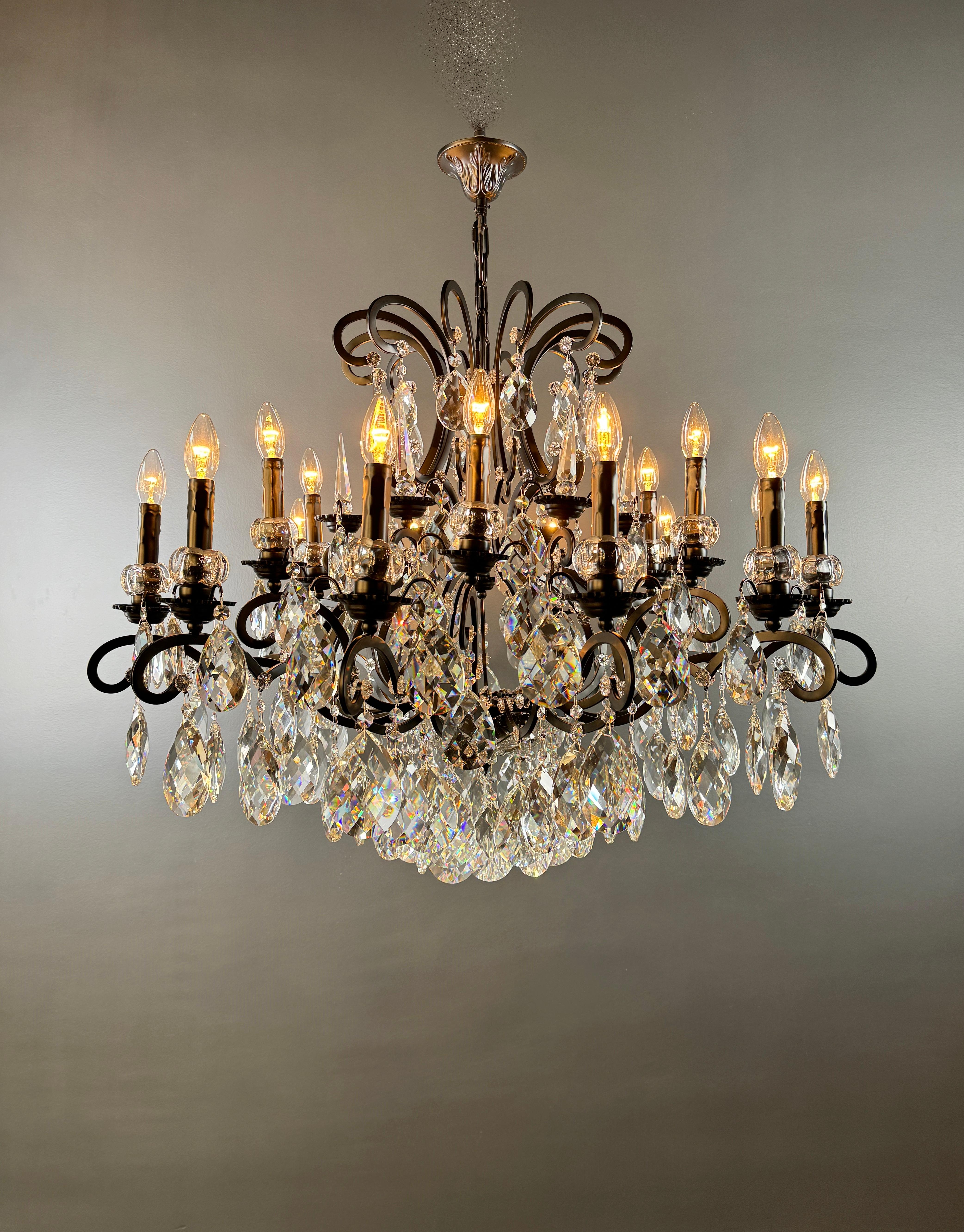 Light magic in perfection: Our majestic black chandelier

Do you want to add a royal touch to your home? Are you looking for a stunning lighting solution that combines elegance and glamour? Our majestic black chandelier is the answer to all your