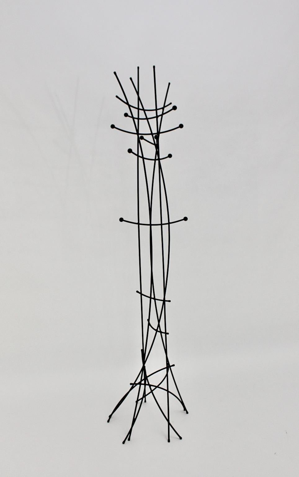 Perchero o perchero vintage moderno de metal revestido de negro diseñado por B.R.A.N.D. 
(Boris Brochard & Rudolf Weber & Mathis Esterhazy) hacia 1985, Viena.
Construcción de varillas de hierro lacadas en negro con sabots de plástico
Ambos