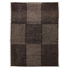 Tapis en laine noir de style marocain moderne et surdimensionné, fait à la main, à motif de carreaux et mouchetés