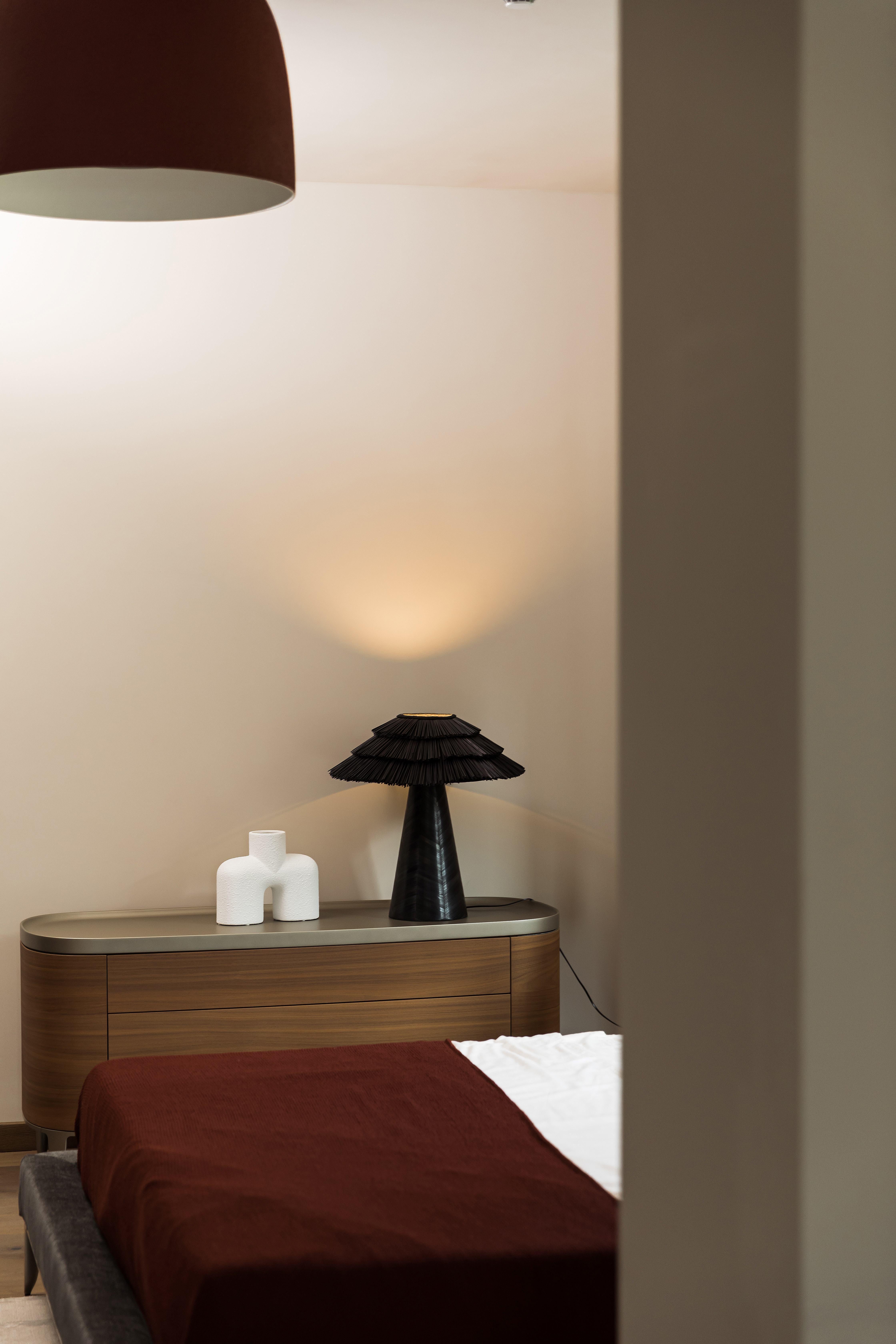 Black Modern Straw Marquetry Table Lamp with Handcrafted Layered Organic Shade In New Condition For Sale In Warsaw, PL