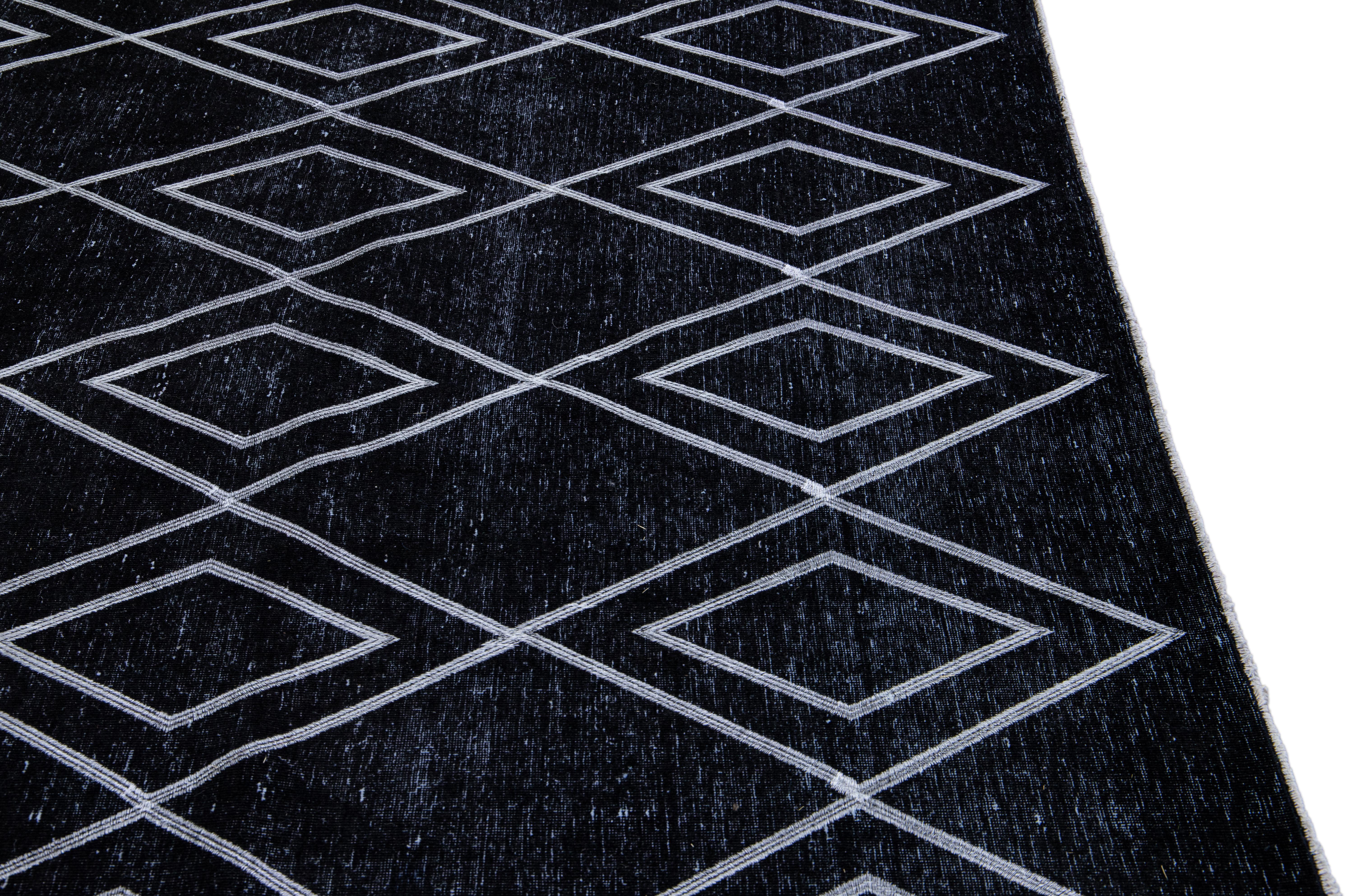 Schwarzer moderner türkischer handgefertigter Wollteppich mit geometrischem Diamantmuster in Schwarz (21. Jahrhundert und zeitgenössisch) im Angebot