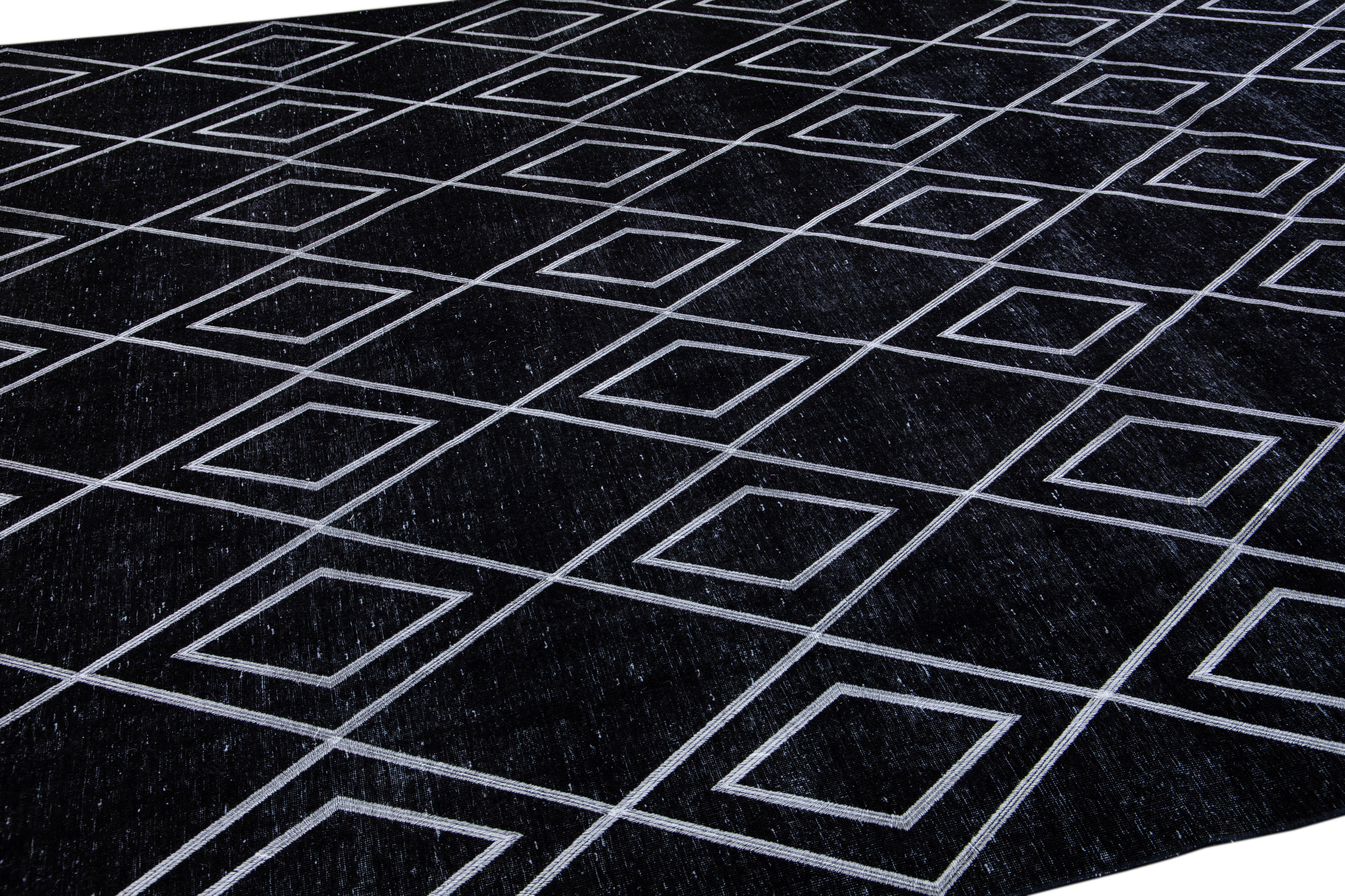 Schwarzer moderner türkischer handgefertigter Wollteppich mit geometrischem Diamantmuster in Schwarz im Zustand „Neu“ im Angebot in Norwalk, CT