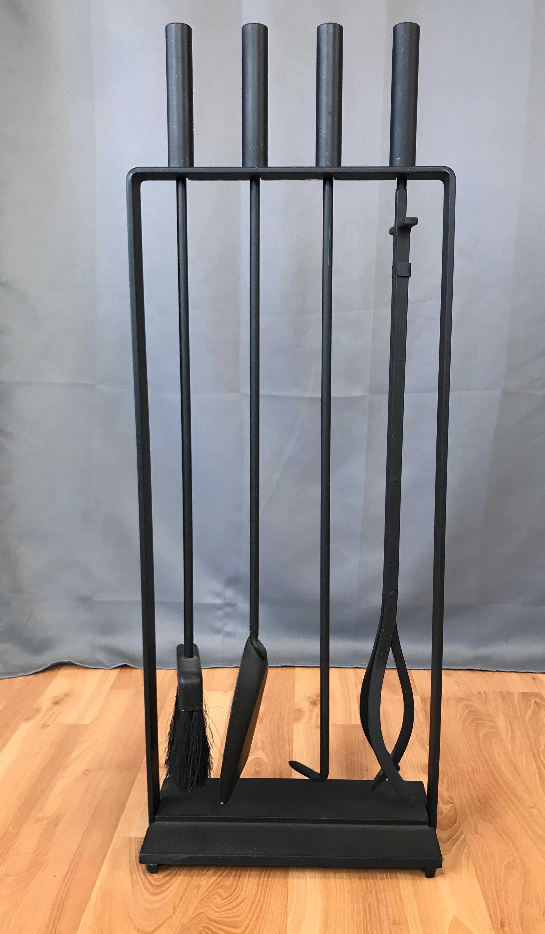 Schwarzes modernistisches Kaminbesteck von Pilgrim:: ca. 1960-1970er Jahre
Ein fünfteiliges Set aus schwerem schwarzem Stahl. Enthält den Ständer:: die Schürhaken-Zange:: die Schaufel und die Bürste. 
Die Werkzeuge sind etwa 29 bis 30 Zoll lang.