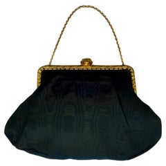 Borsa in raso nero moiré con telaio placcato oro e chiusura con strass, circa 1930