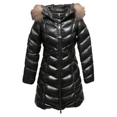 Moncler nero con bordo in pelliccia e cappuccio, cappotto in piuma d'oca Designer Taglia 0