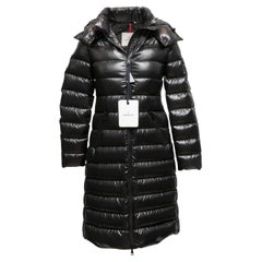 Schwarzer Moncler-Puffermantel mit Kapuze und Daunenbesatz Designer Größe 00