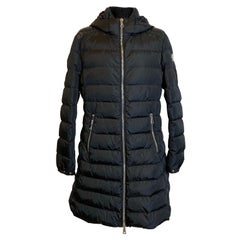 Veste Moncler noire avec détails en cuir.