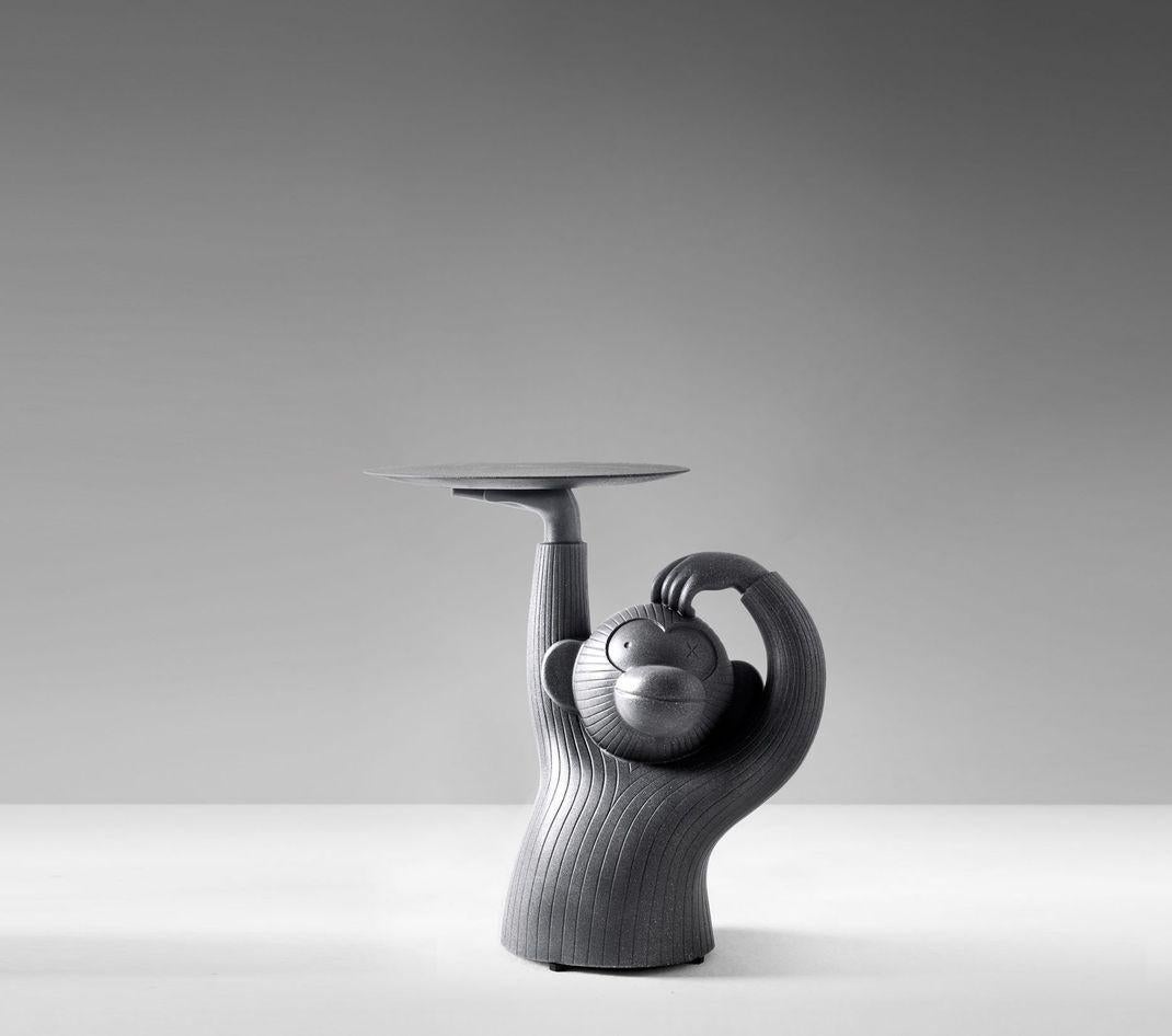 Table d'appoint en forme de singe noir de Jaime Hayon
Dimensions : D 40 x L 59 x H 60 cm 
Matériaux : Table d'appoint fabriquée en une seule pièce de béton architectural, en gris, noir ou blanc. Comprend des patins réglementaires.
Disponible en
