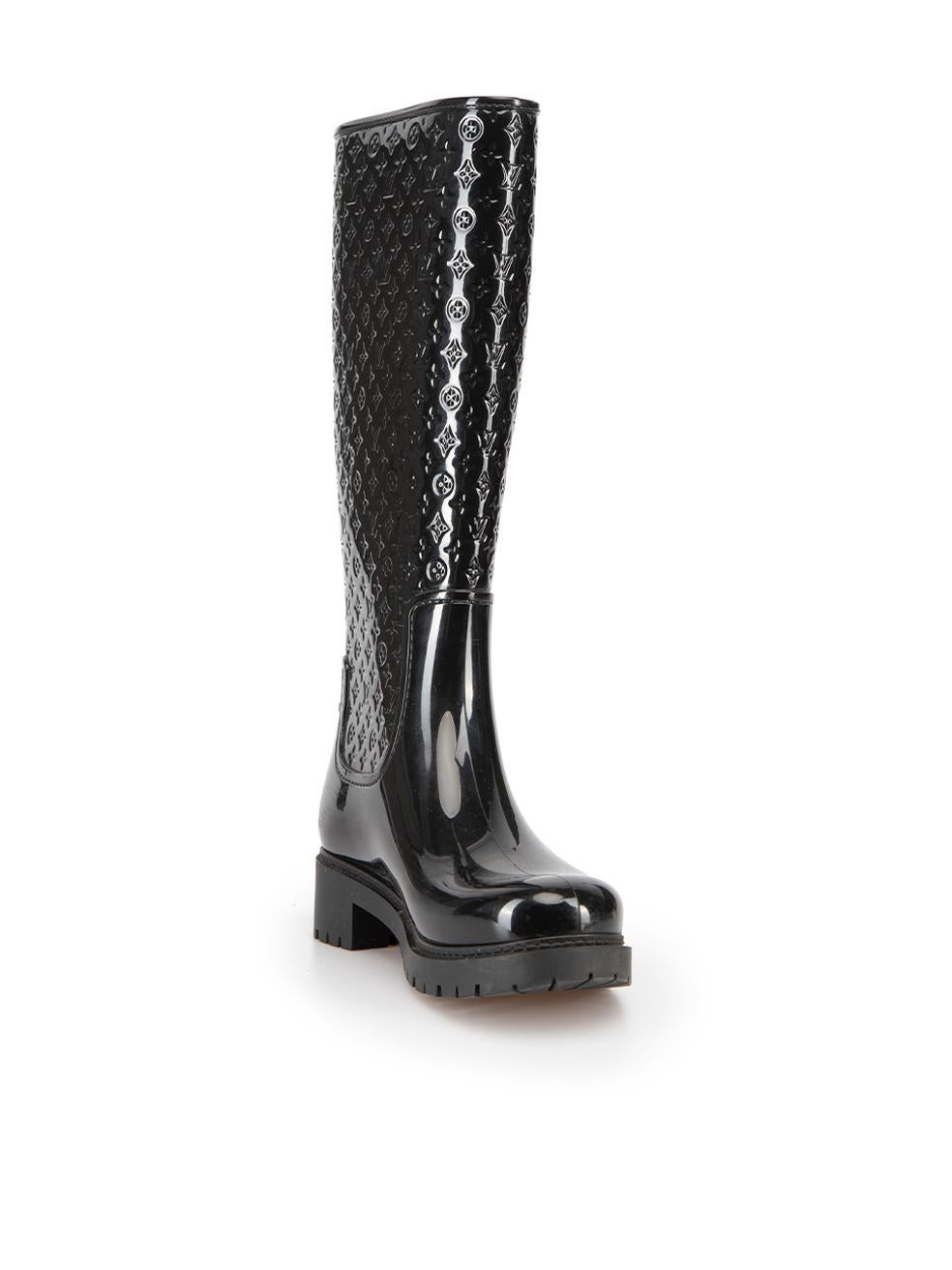 CONDITION is Very good. Minimal wear to boots is evident. Minimal wear to the right-side of left boot and the left-side of right boot with faint scuff marks on this used Louis Vuitton designer resale item. 



Details


Black

Rubber

Knee high rain