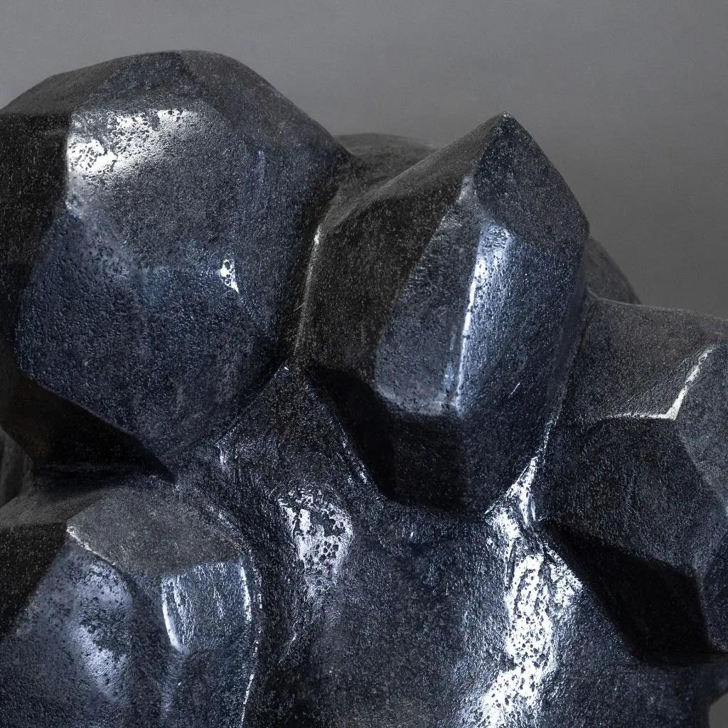 Black Monolithic Sculpture in River Stone. In New Condition For Sale In Saint-Ouen, FR