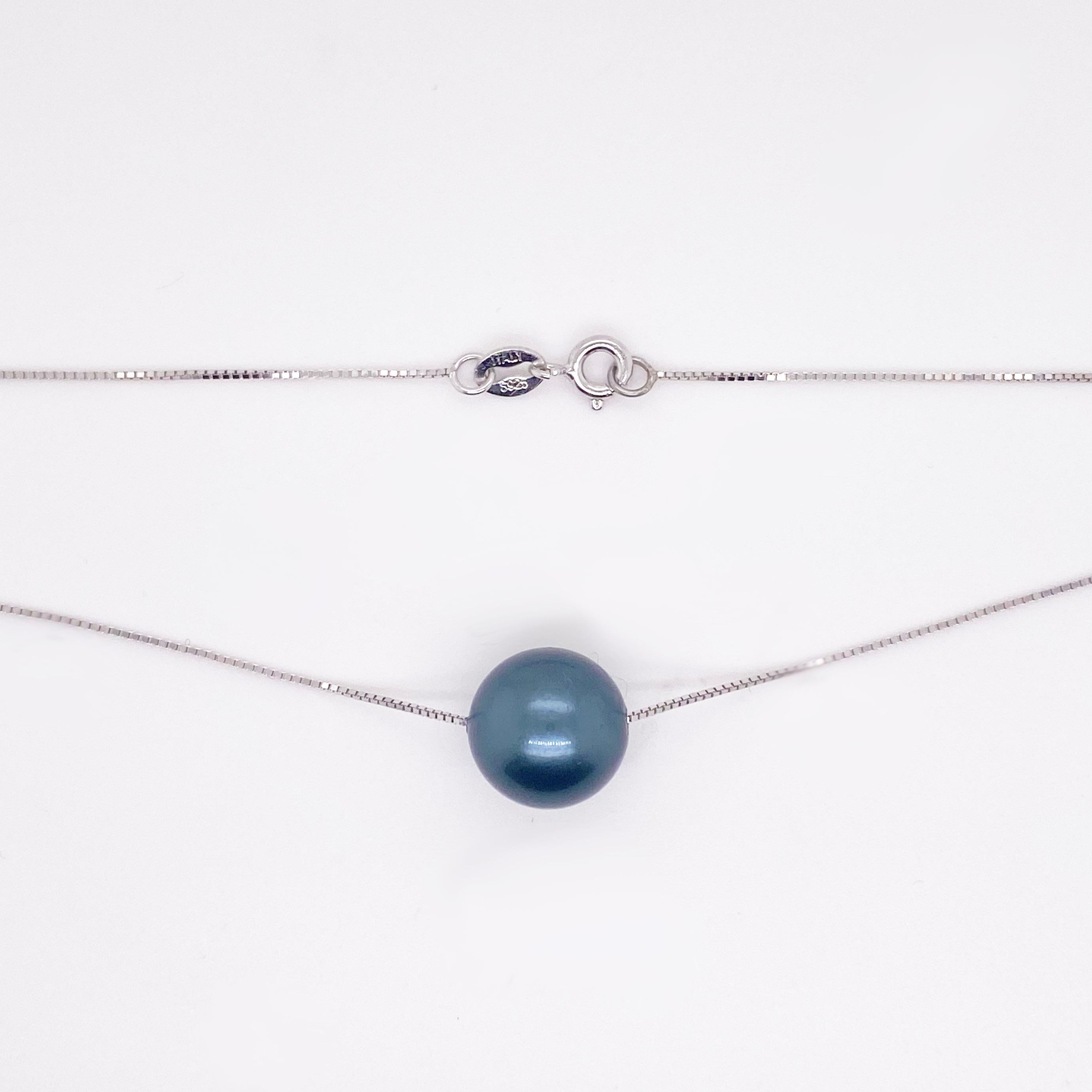 Contemporain Pendentif perle noire, rond avec chaîne en argent sterling, 18 pouces en vente