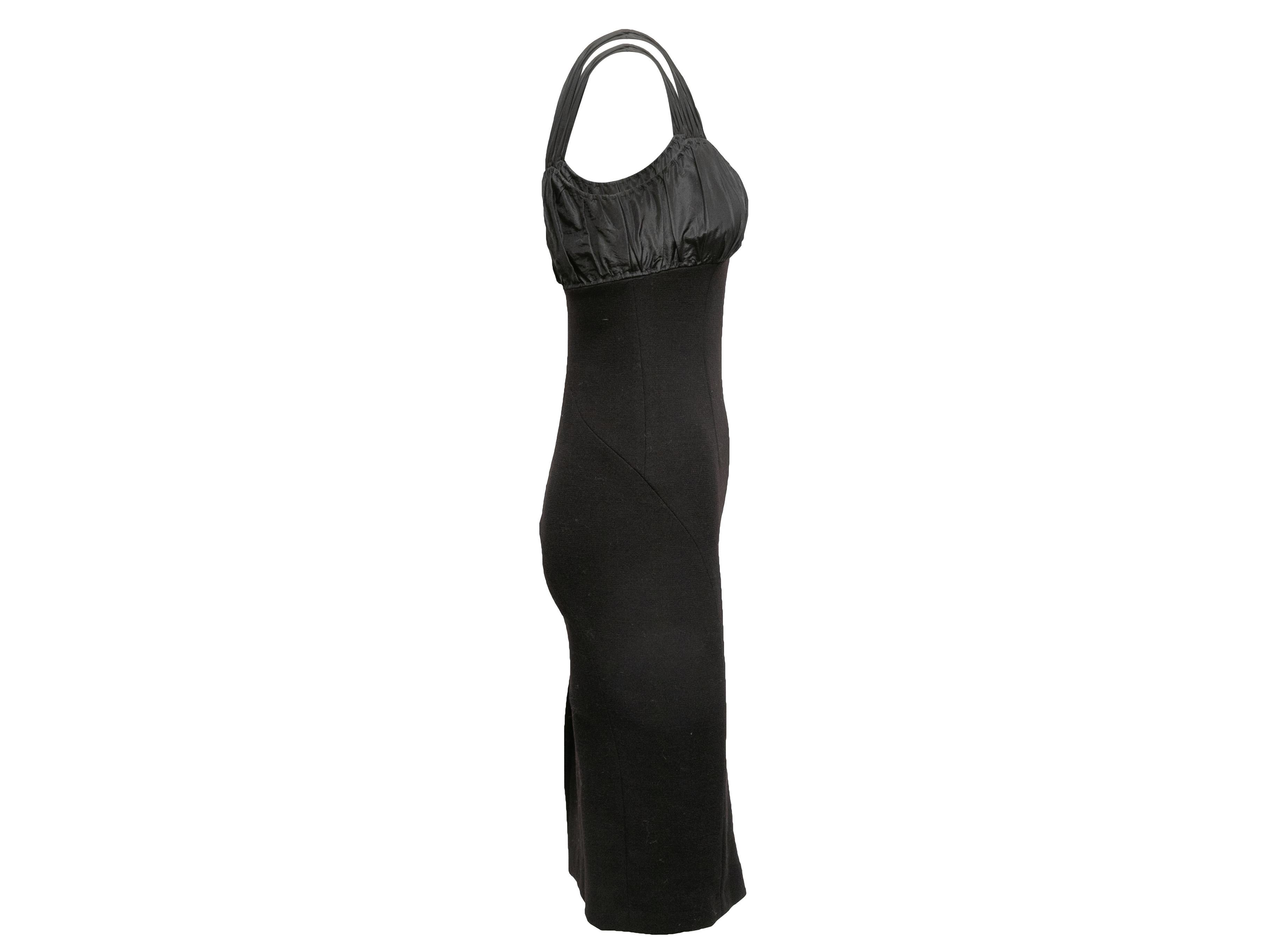 Detalles del producto: Vestido negro ajustado sin mangas de Moschino Cheap and Chic. Escote cuadrado. Pecho de 32