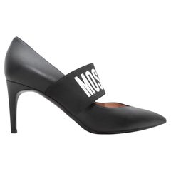 Schwarze Moschino Mary-Jane-Pumps mit spitzer Zehenpartie und „Spellout“-Riemchen, Größe 37