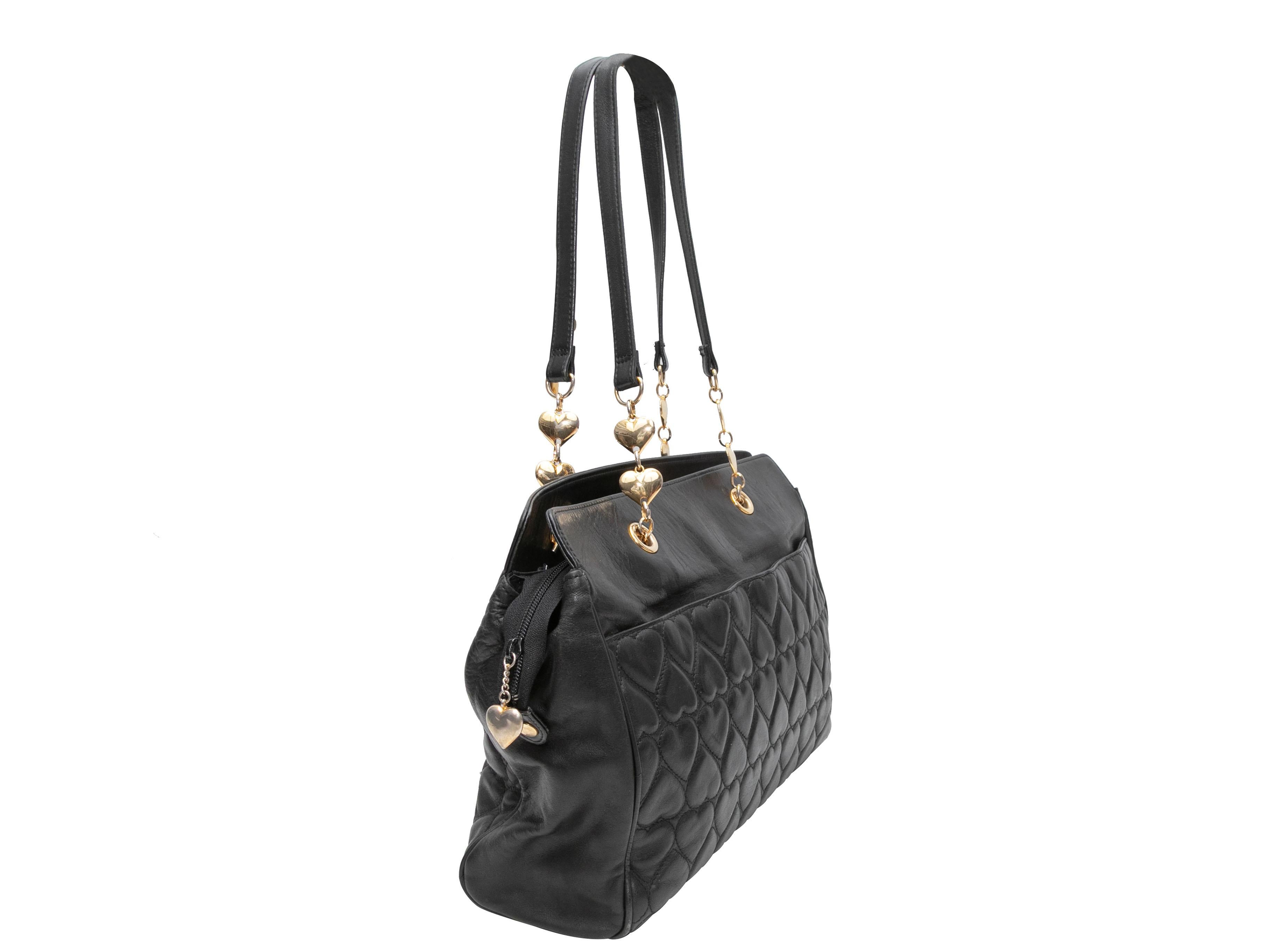 Bolso de hombro Moschino negro de piel acolchada con corazón. Este bolso tiene el cuerpo de piel acolchada, herrajes dorados, dos asas para el hombro y cierre superior de cremallera. 14