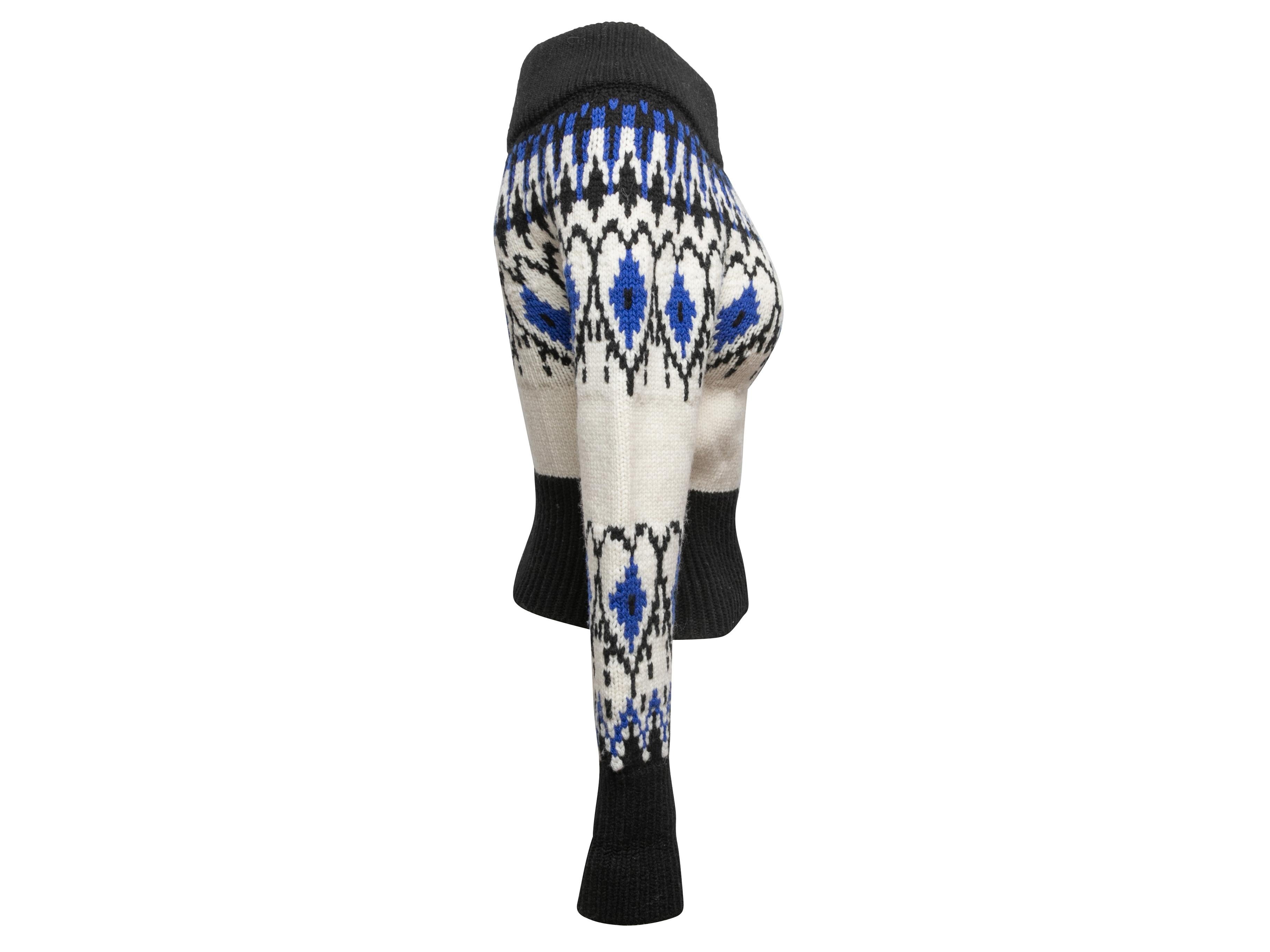 Pull en laine à motifs intarsia noir, blanc et bleu, Alexander McQueen. Encolure ras du cou. Manches longues. Poitrine 28
