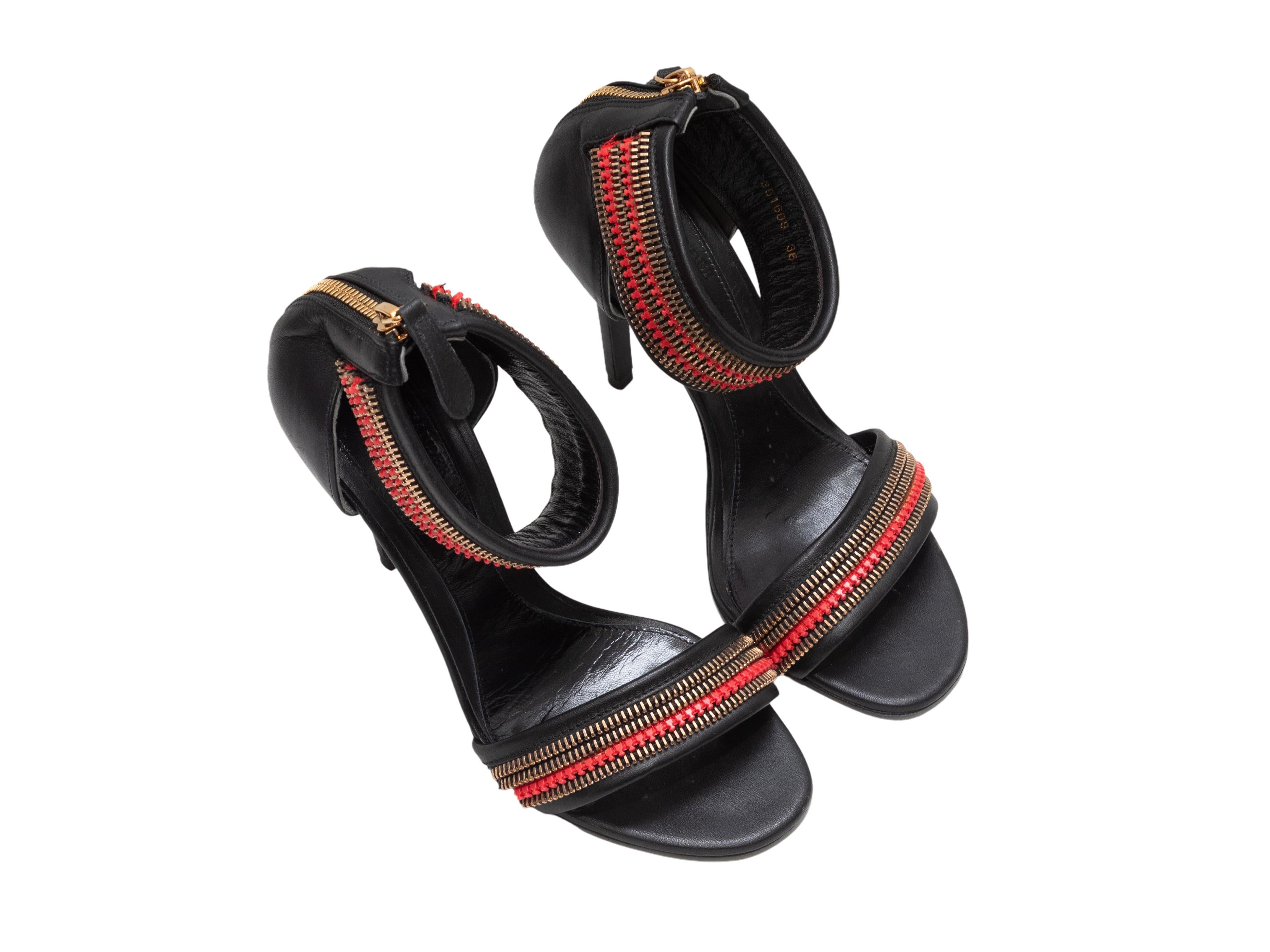 Schwarze, rote und goldfarbene Sandalen mit Reißverschluss und Absatz von Alexander McQueen. Reißverschlüsse an den Zählern. 4