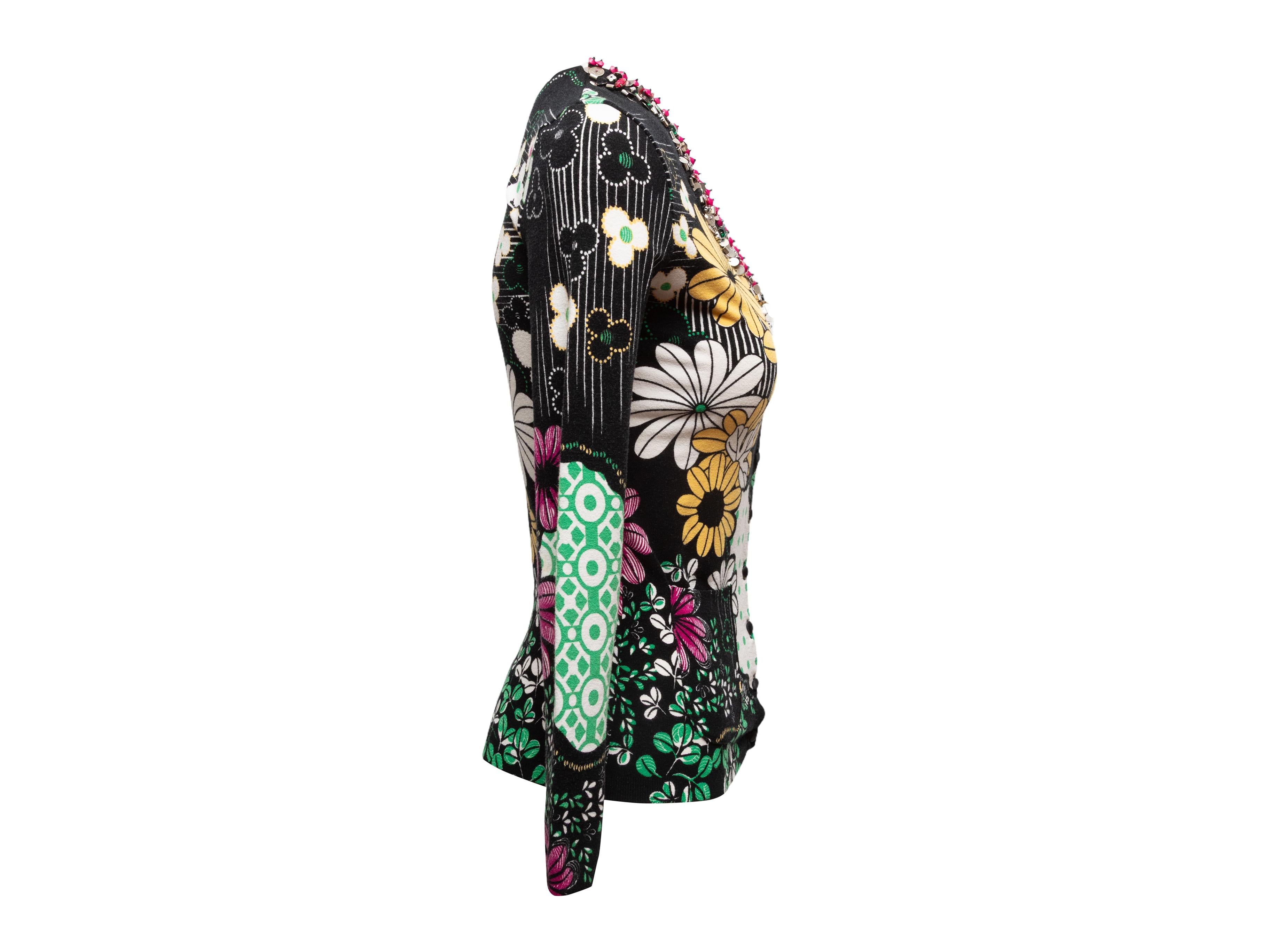 Schwarze und mehrfarbige Strickjacke mit Blumenmuster und V-Ausschnitt von Blumarine. Pailletten- und Perlenverzierungen am Halsausschnitt. Zwei Gesäßtaschen. Vordere Knopfverschlüsse. 34